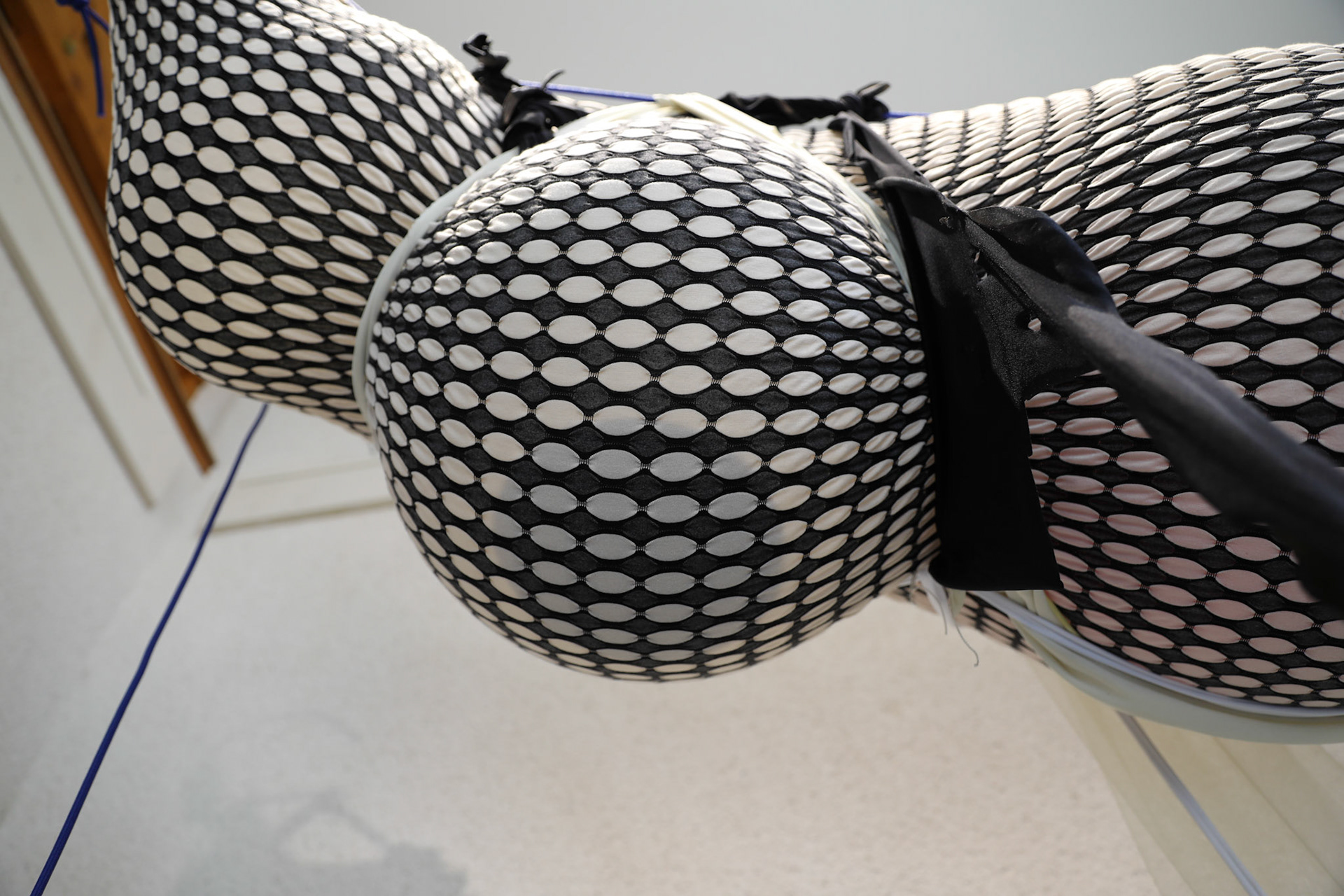 Contre-uns, 2020, Tissus divers, ballons, tendeurs, poids, 2 200 x 4 000 x 800 mm.