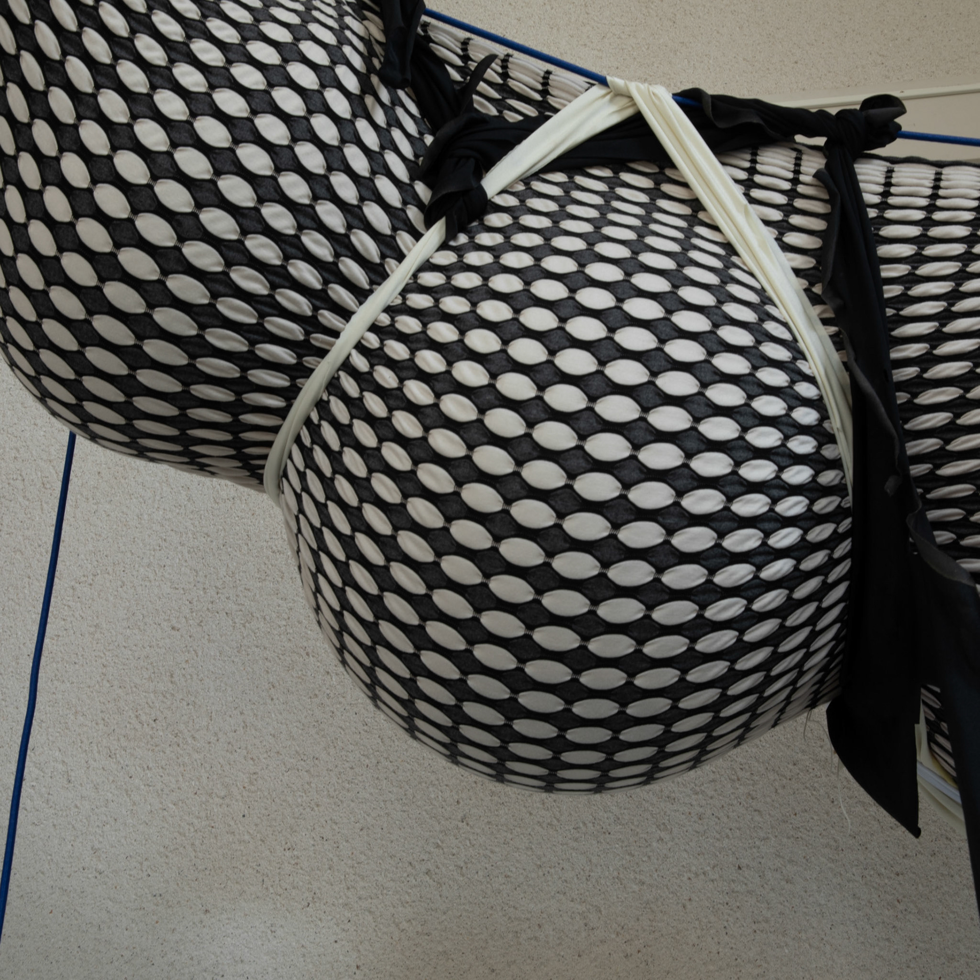 Contre-uns, 2020, Tissus divers, ballons, tendeurs, poids, 2 200 x 4 000 x 800 mm.