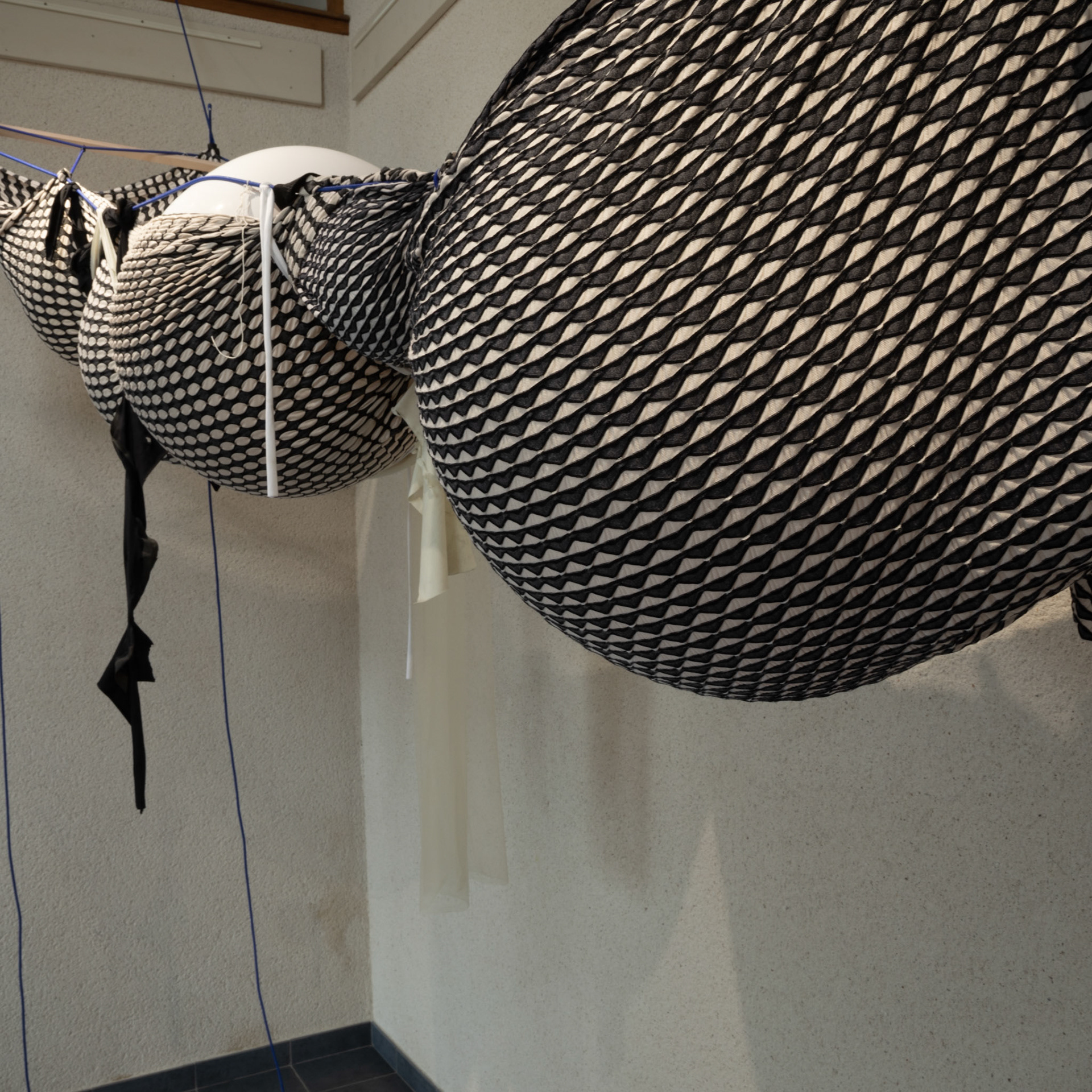 Contre-uns, 2020, Tissus divers, ballons, tendeurs, poids, 2 200 x 4 000 x 800 mm.