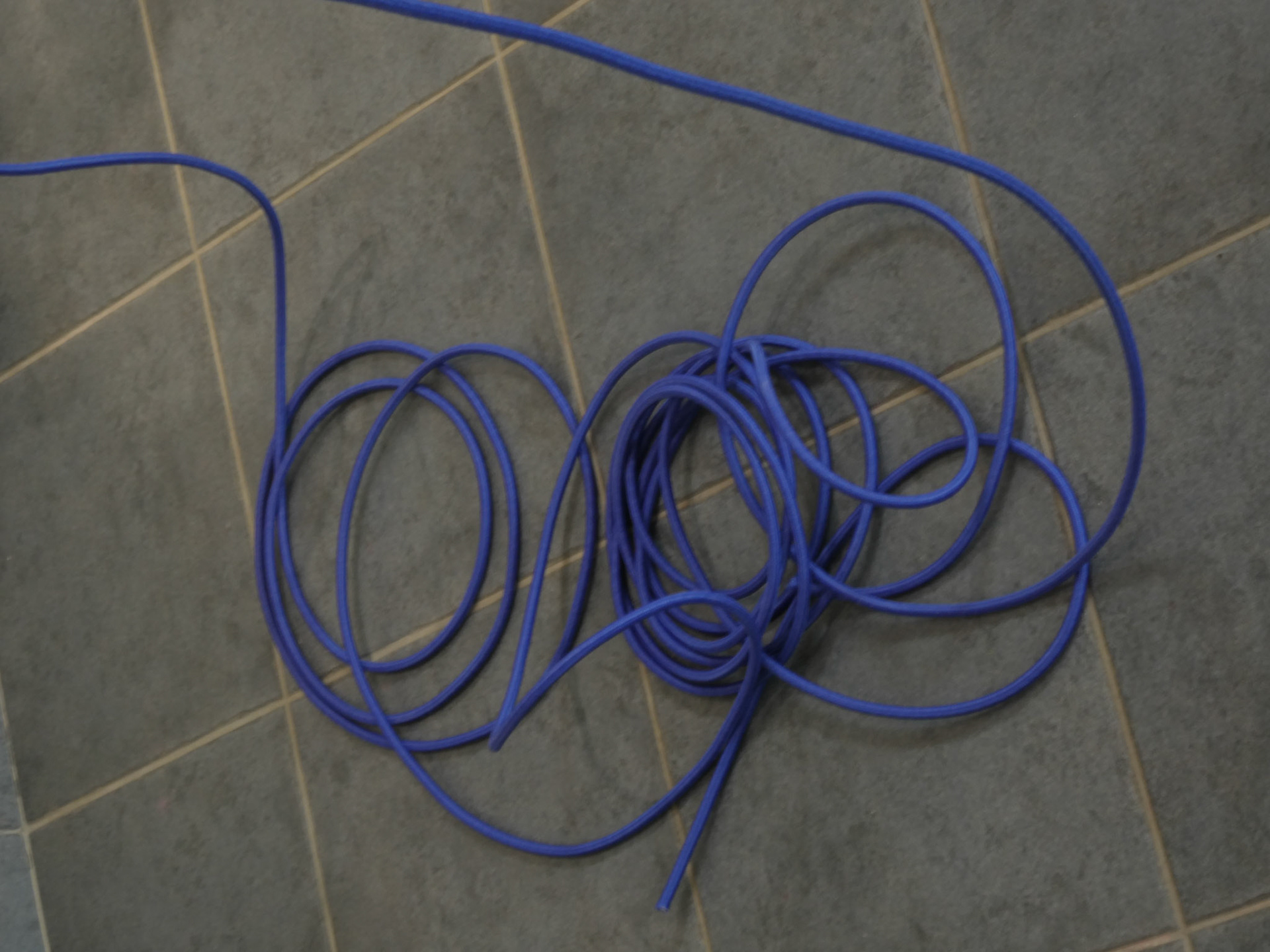 Contre-uns, 2020, Tissus divers, ballons, tendeurs, poids, 2 200 x 4 000 x 800 mm.