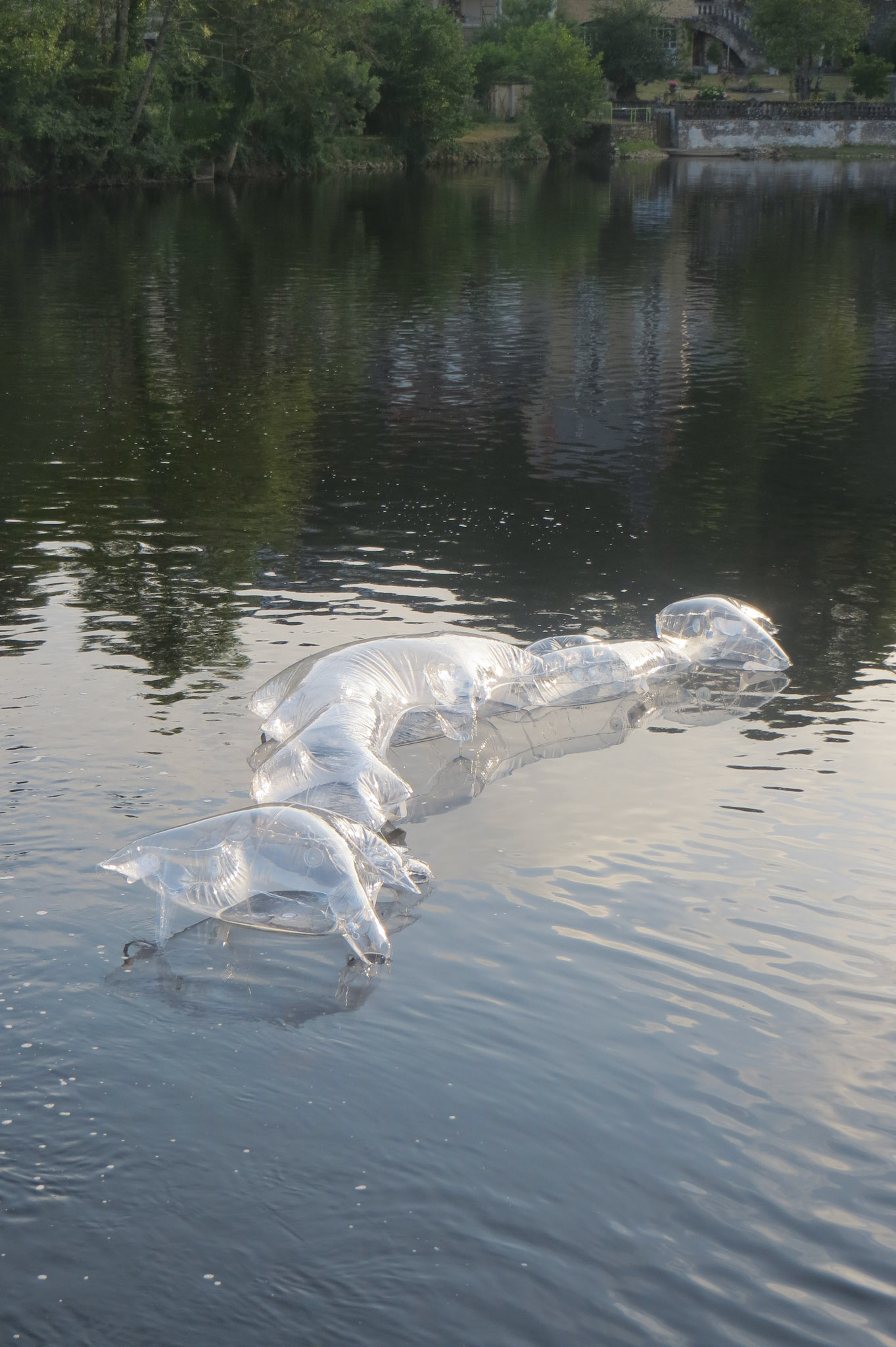 Radeau, 2017, plastique, 10 000 x 4 600 x 800 mm.