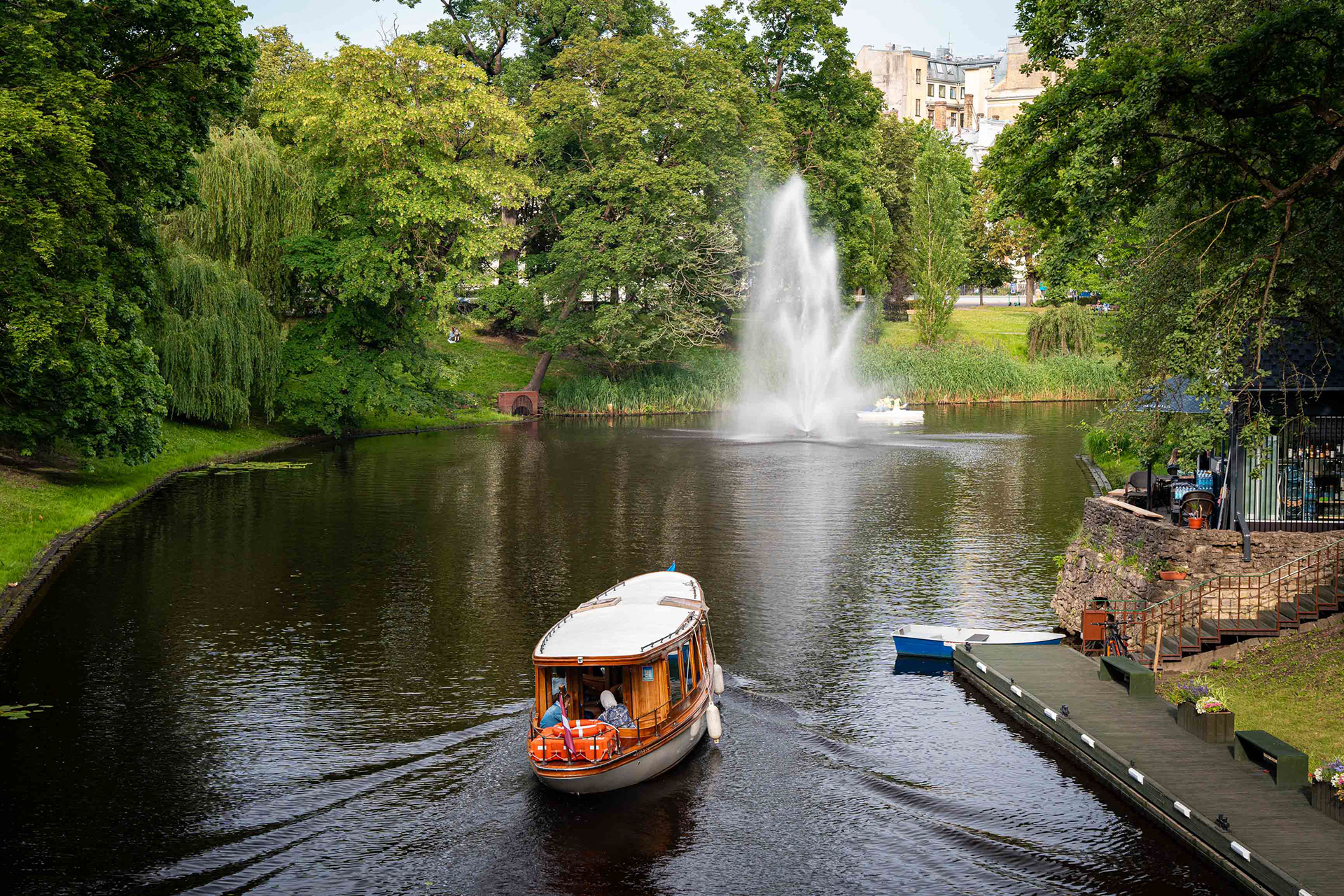 Bastejkalns puistoa Riikan keskustassa