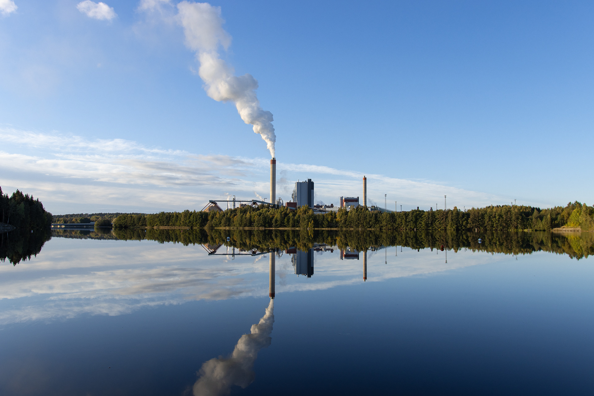 Kuusaanniemen tehdasintegraatti Sääksniemen suunnasta (9.2021)