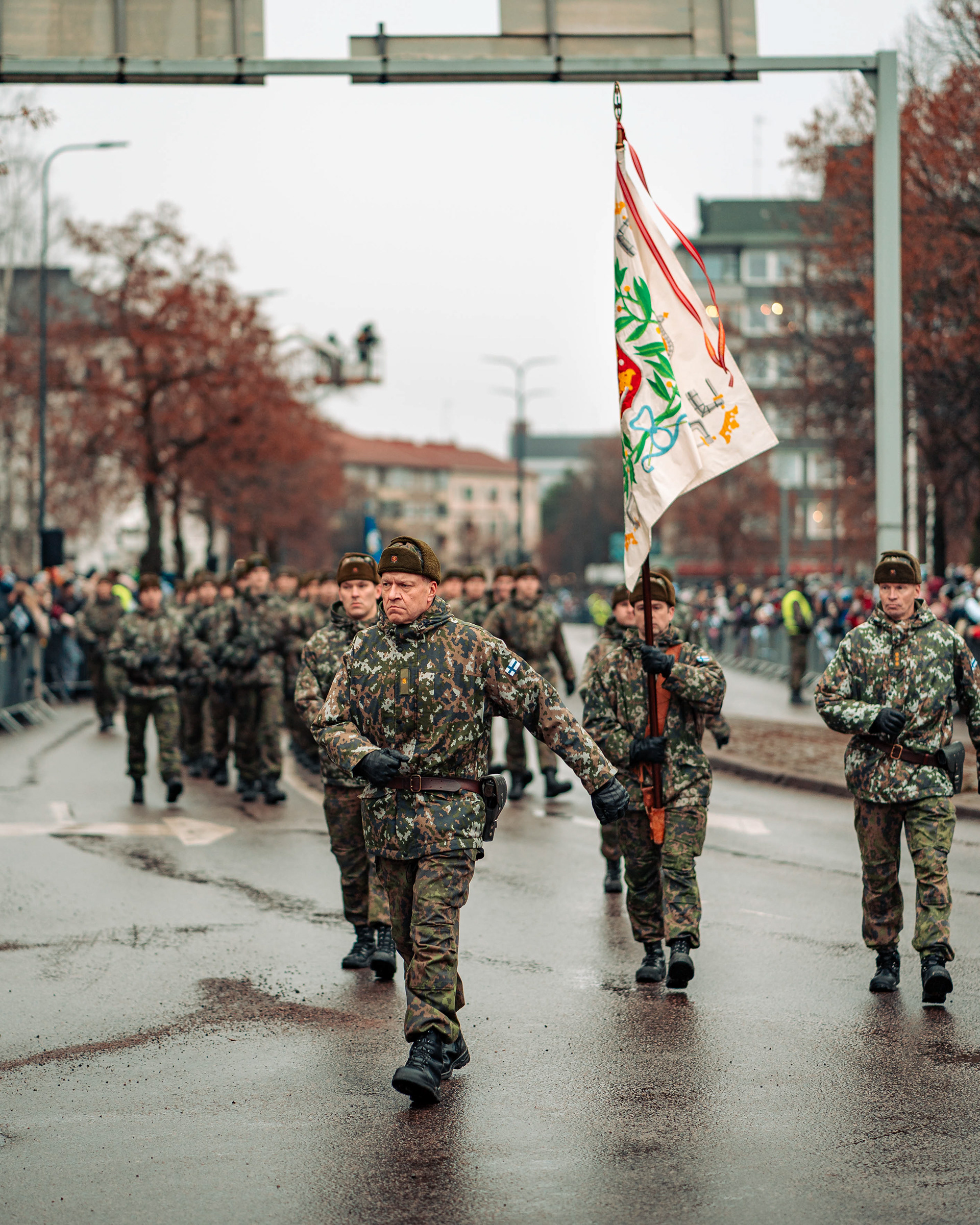 Maavoimien lippukomppania, Karjalan prikaati. Etualalla Karjalan prikaatin komentaja prikaatikenraali Jyri Raitasalo