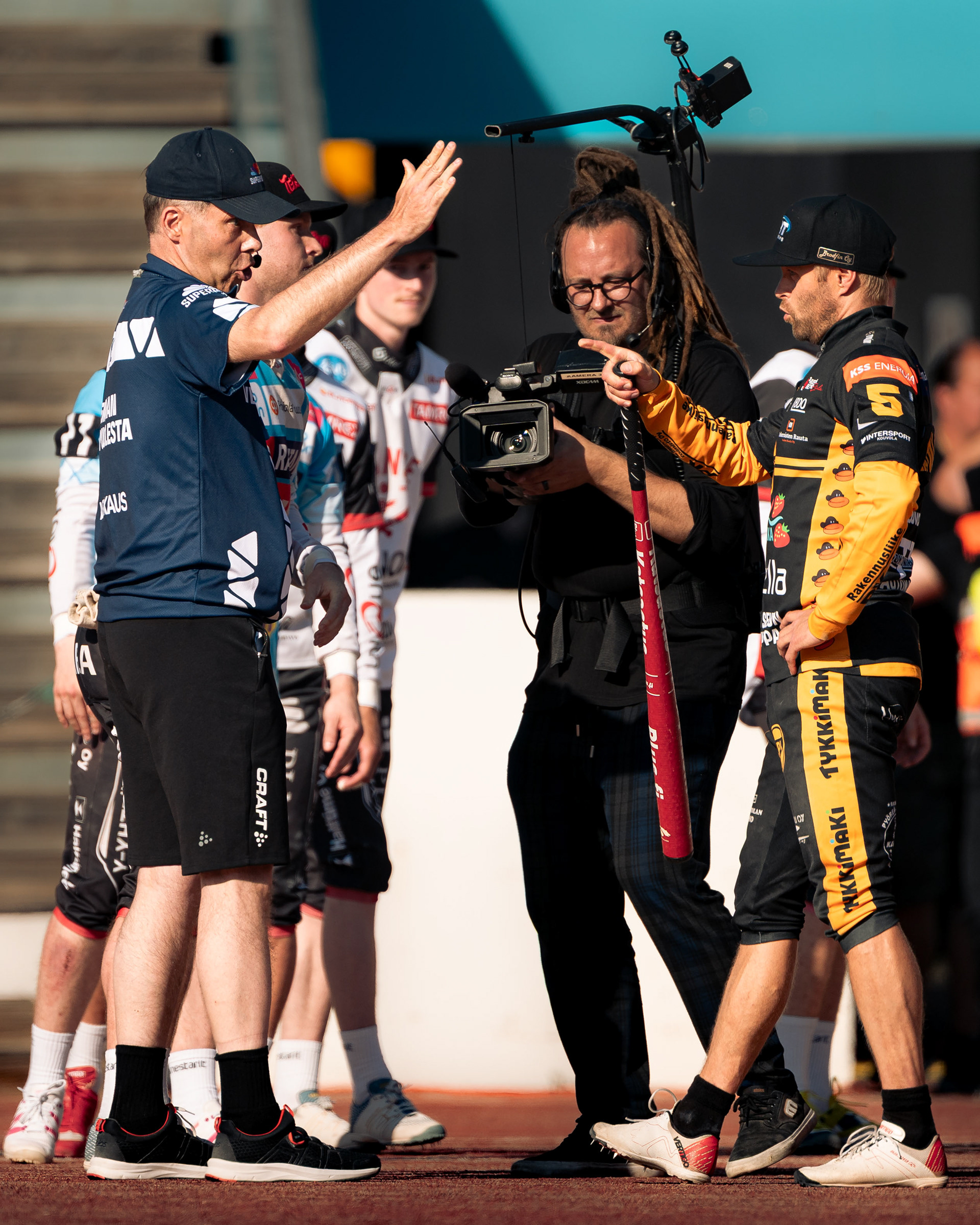 KPL:n Latvala esittämässä näkemystää hutunkeiton lopputuloksesta ottelun pätuomarille.