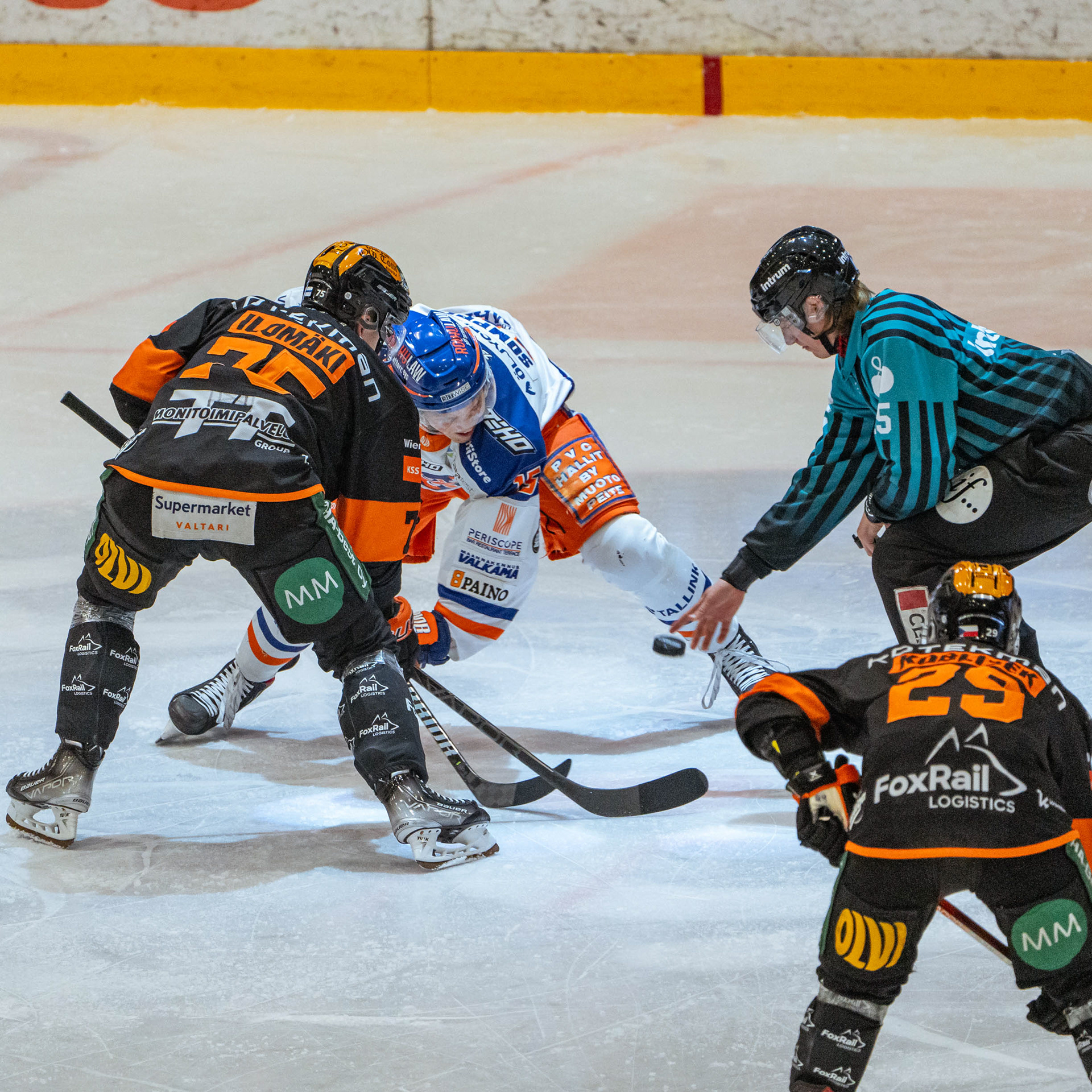 Kookoon Arttu Ilomäki ja Tapparan Otto Somppi aloituksessa