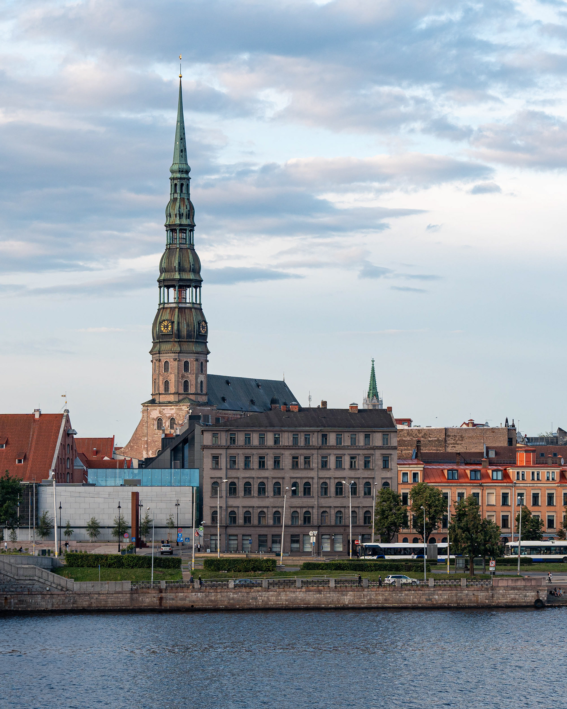 Vanhankaupungin joenrantaa, keskellä takana Pyhän Pietarin kirkko