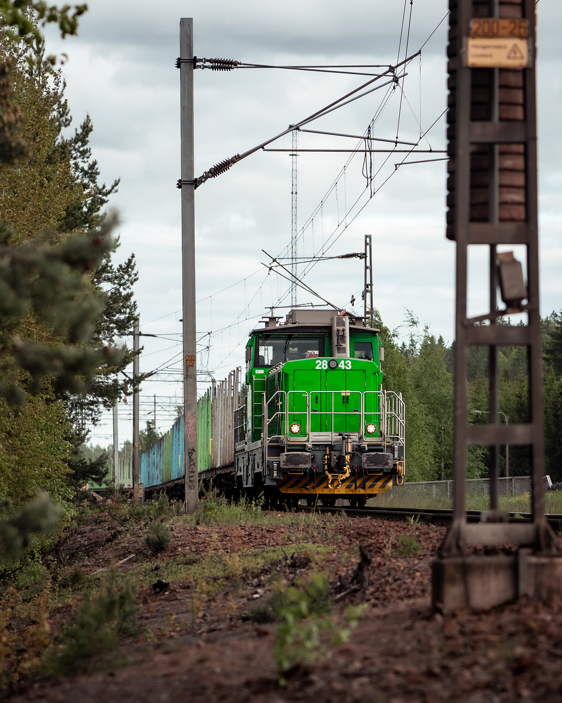 Kuusankosken ratapihalla uudehko Dr19 dieselveturi siirtämässä tyhjiä tukkivaunuja radio-ohjauksella (24.5.2026)