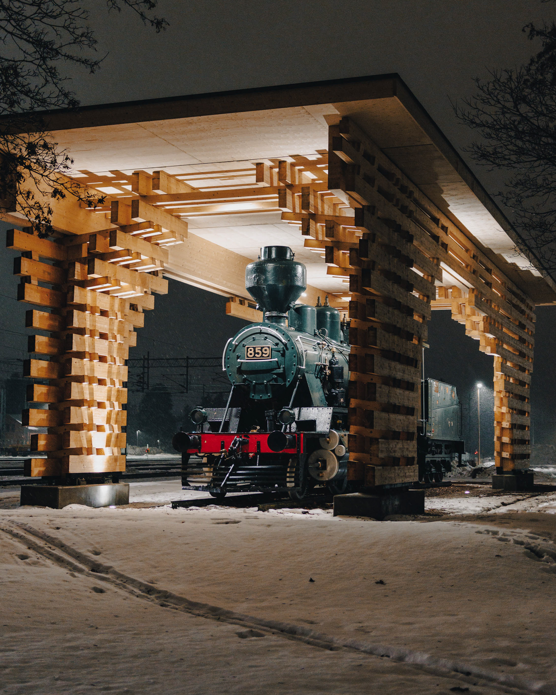 Muistomerkkiveturina toimiva "Ruuhveltti" lempinimen saanut Valtionrautateiden Tk3-sarjan höyryveturi esillä Kouvolan rautatieaseman vieressä.