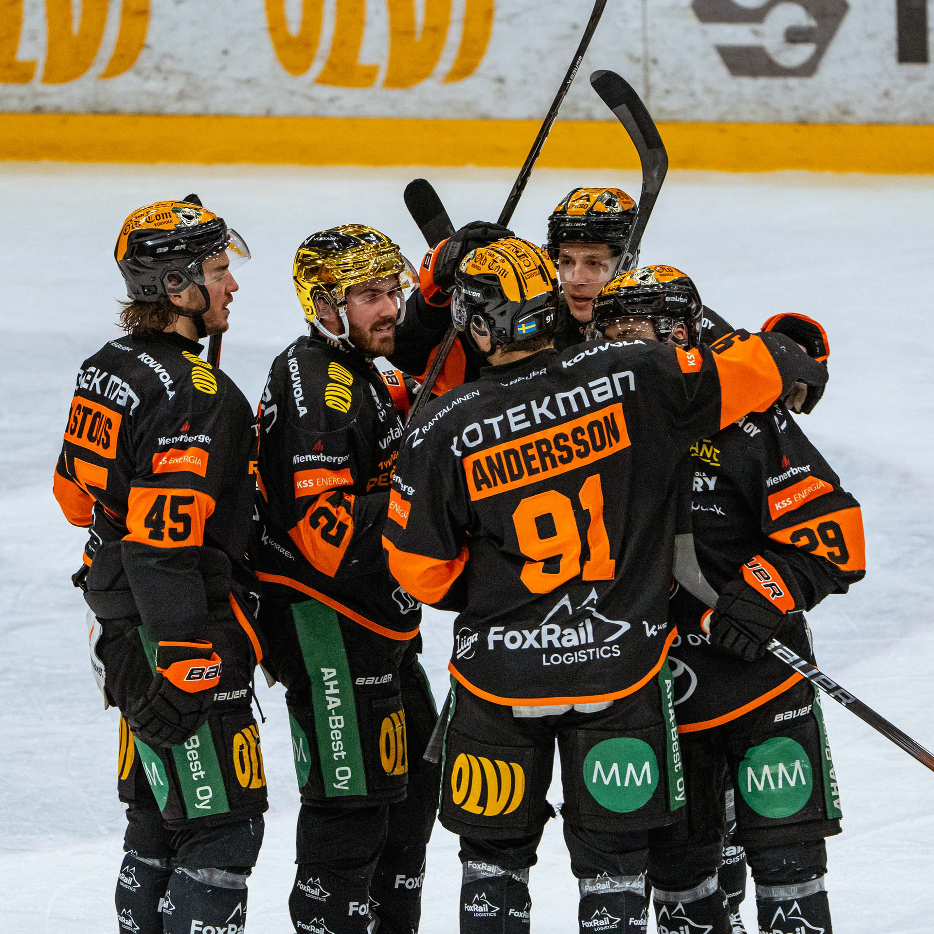 Muut pelaajat tulevat onnittelemaan maalin syöttäjää Tardiffia ja maalin tekijää Koblizekia.