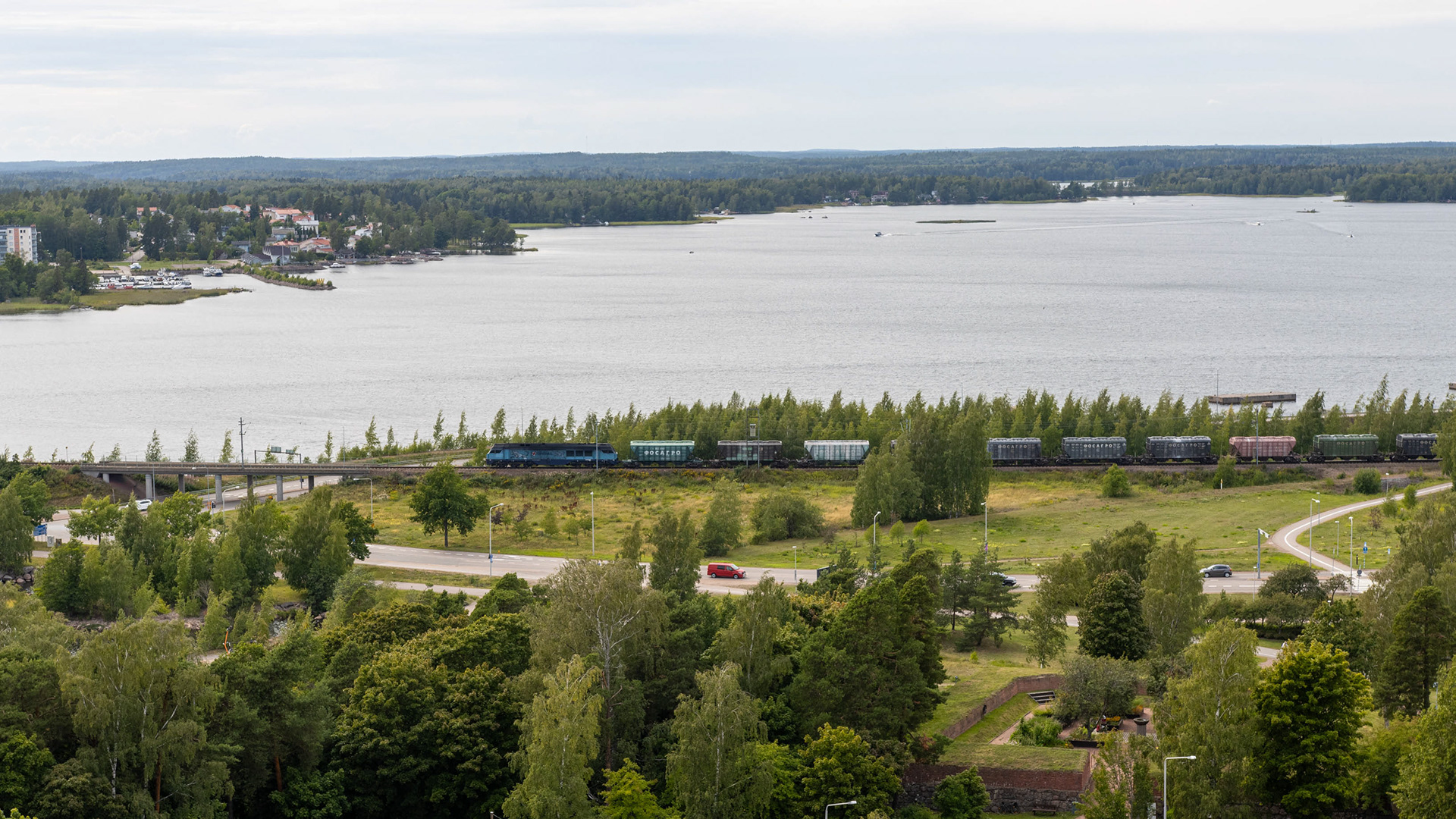 North Rail Oy:n operoima tavarajuna Kotkansaaressa matkalla Mussalon satamaan. Veturina junassa on Dr20 dieselveturi. (27.7.2023)