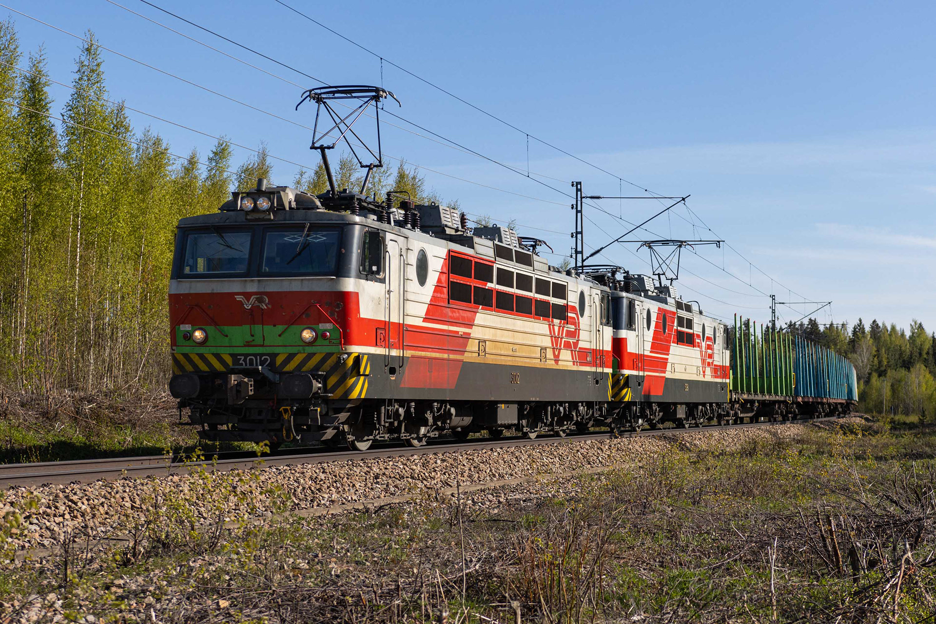 Kahden Sr1 veturin vetämä tyhjä tukkijuna matkalla Imatralta Pieksämäelle Harjun kohdalla. (21.5.2022)