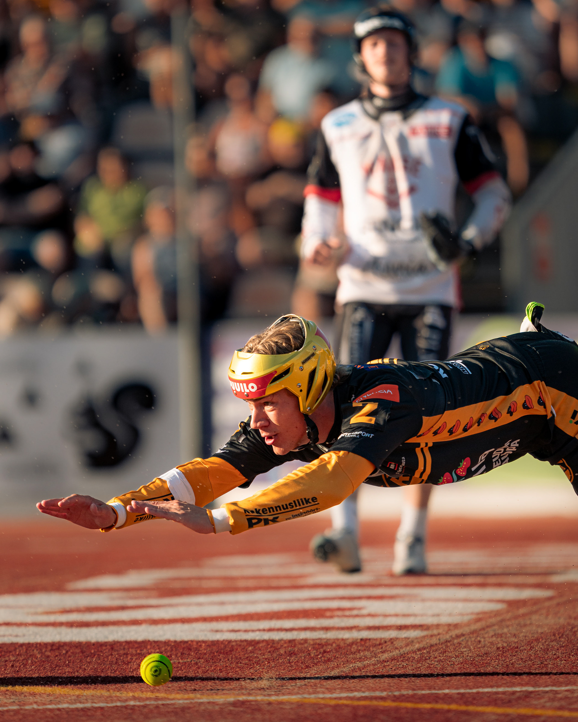 Eemeli Laine syöksymässä pallon kanssa samaan aikaan ykköspesälle.