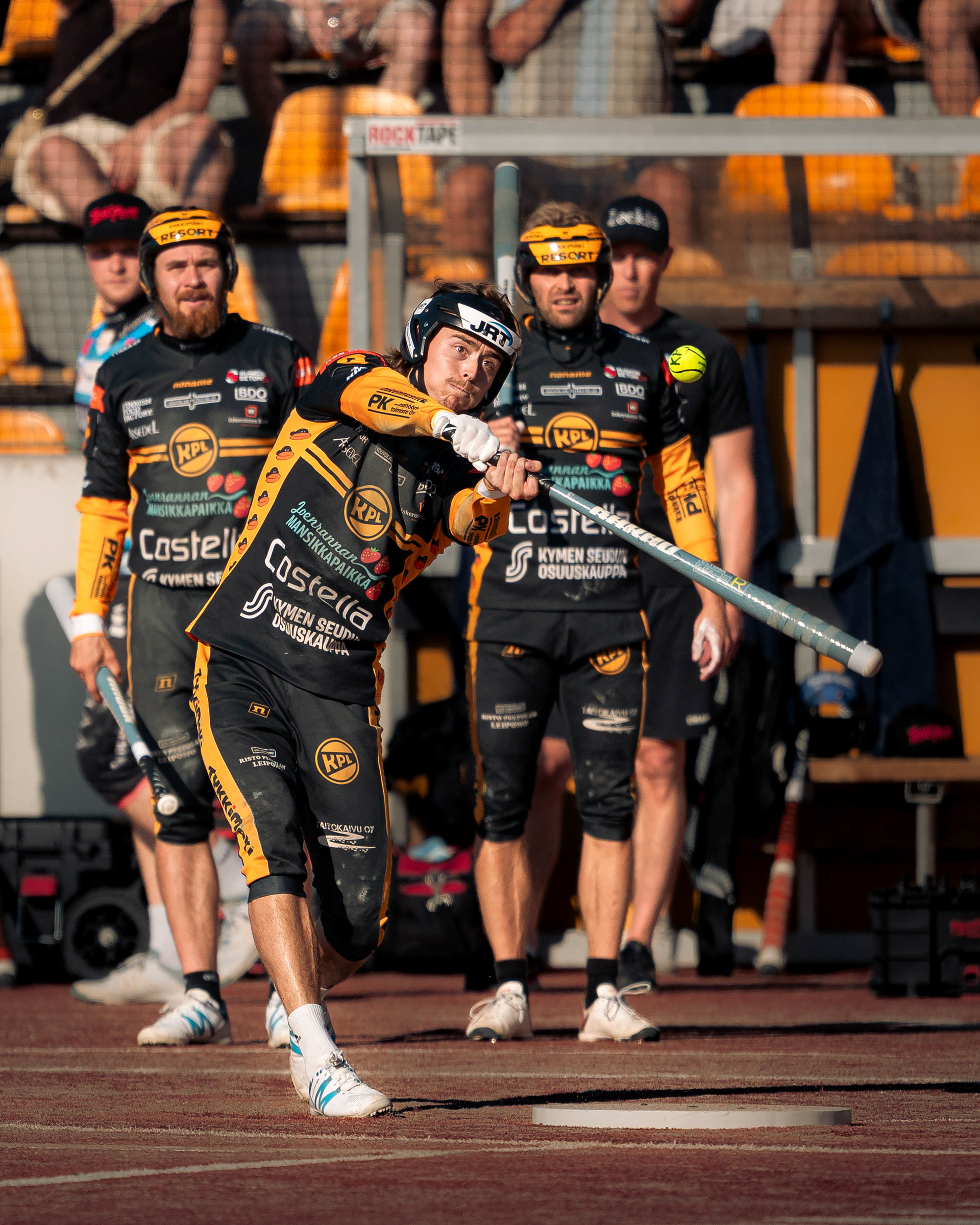 KPL:n Patrik Vartama lyöntivuorossa.