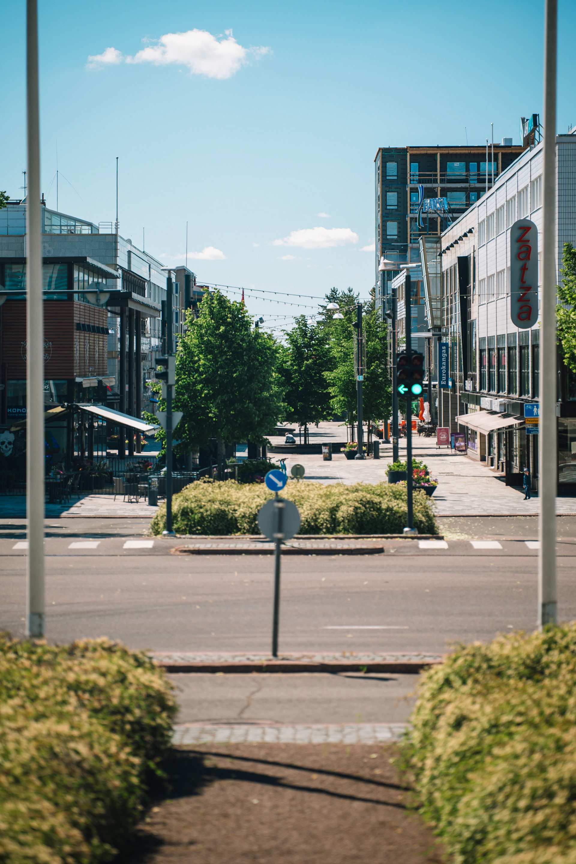 Kymen lukon risteys, taustalla kävelykatu Manski