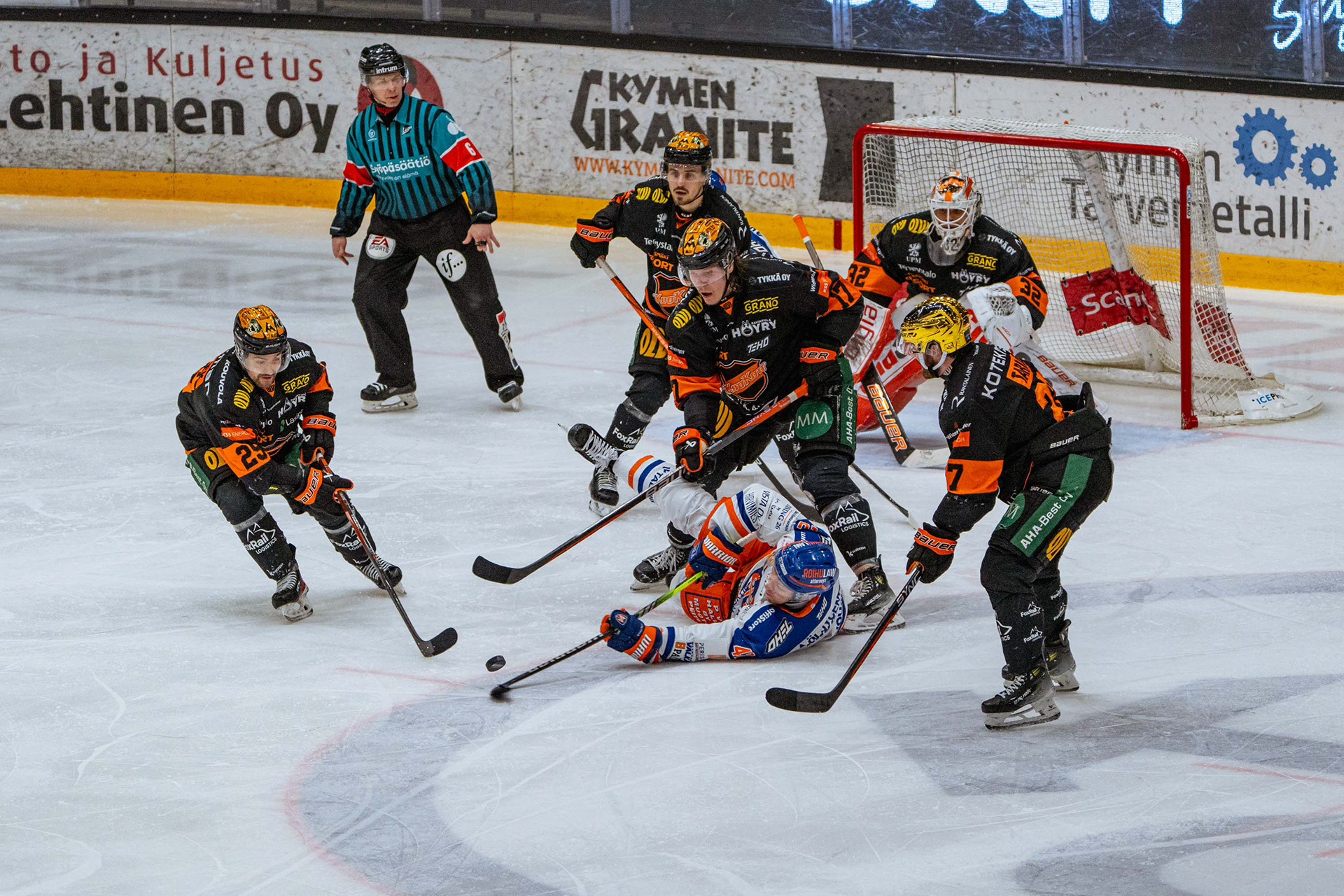 Tapparan Otto Rauhala kaatuu pelin tiimellyksessä KooKoon maalin edessä menettäen kiekon.