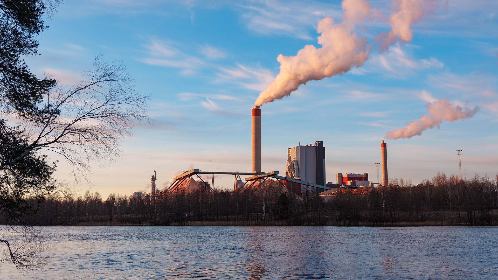 UPM Kymin paperitehdas Kymijoen edustalla Kuusaanniemessä (3.2025)