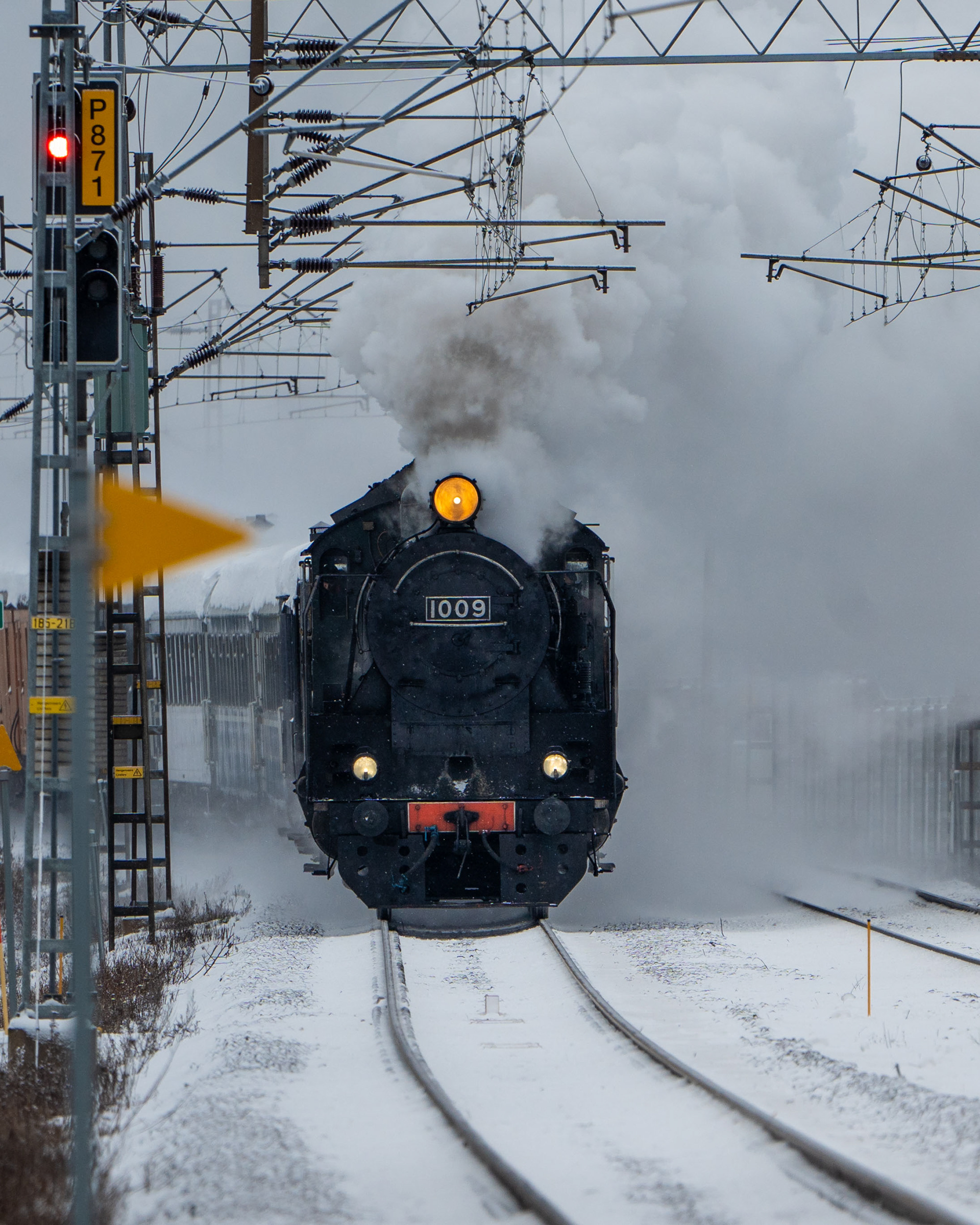 Kouvolasta Helsinkiin matkalla oleva Hr1 "Ukko-Pekka" vetoinen matkustajajuna Korian aseman kohdalla. (24.11.2023)