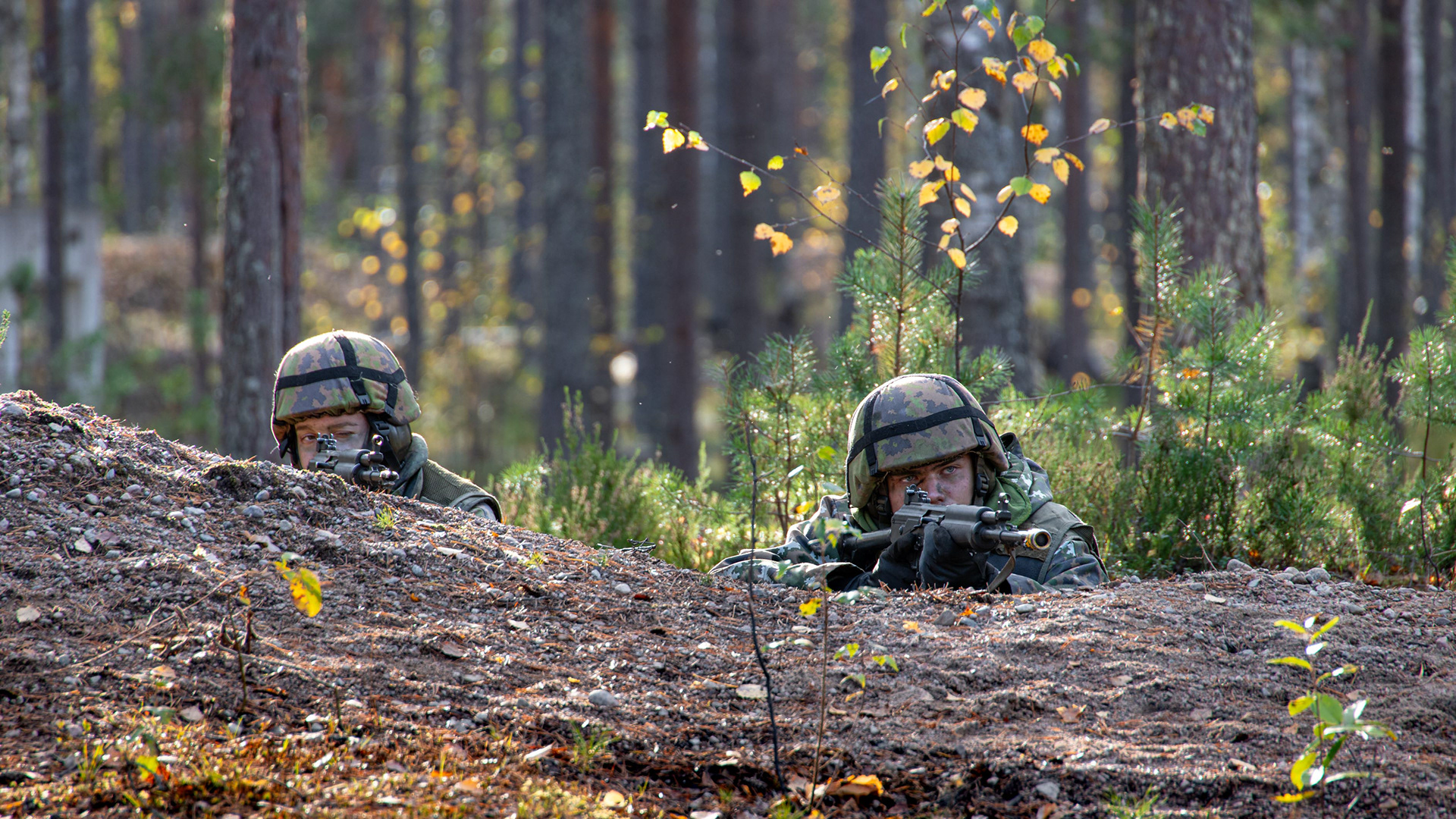 Aliupseerioppilaat puolustusasemissa ryhmän puolustusammuntojen kuivaharjoittelussa.
