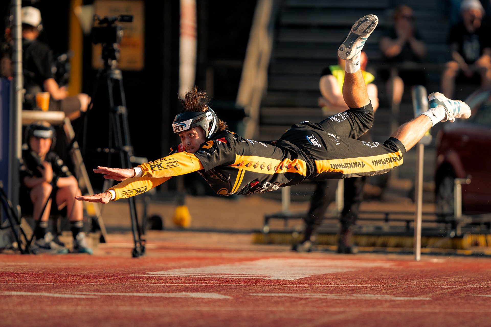 Patrik Vartama syöksymässä kotipesään.