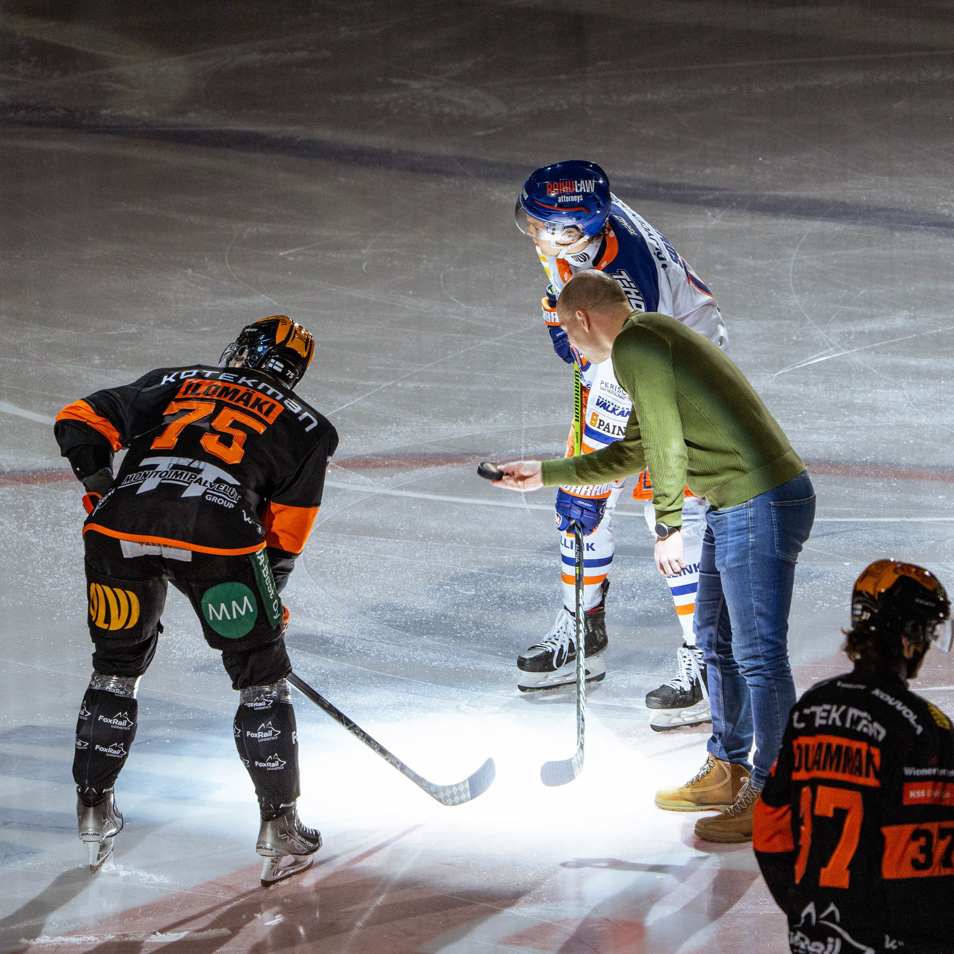 Otteluisännän edustaja pudottaa avauskiekon jäähän.