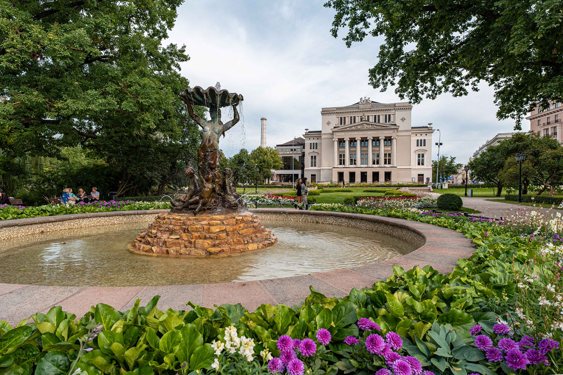 Latvian Kansallisoopperatalo ja sen puisto suihkulähteineen