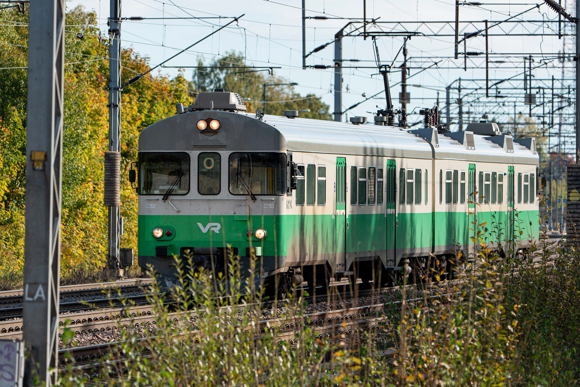 Lähijuna lähdössä Kouvolan asemalta kohti Lahtea. Kalustona yksi Sm2-sähkömoottorijuna. (22.9.2024)
