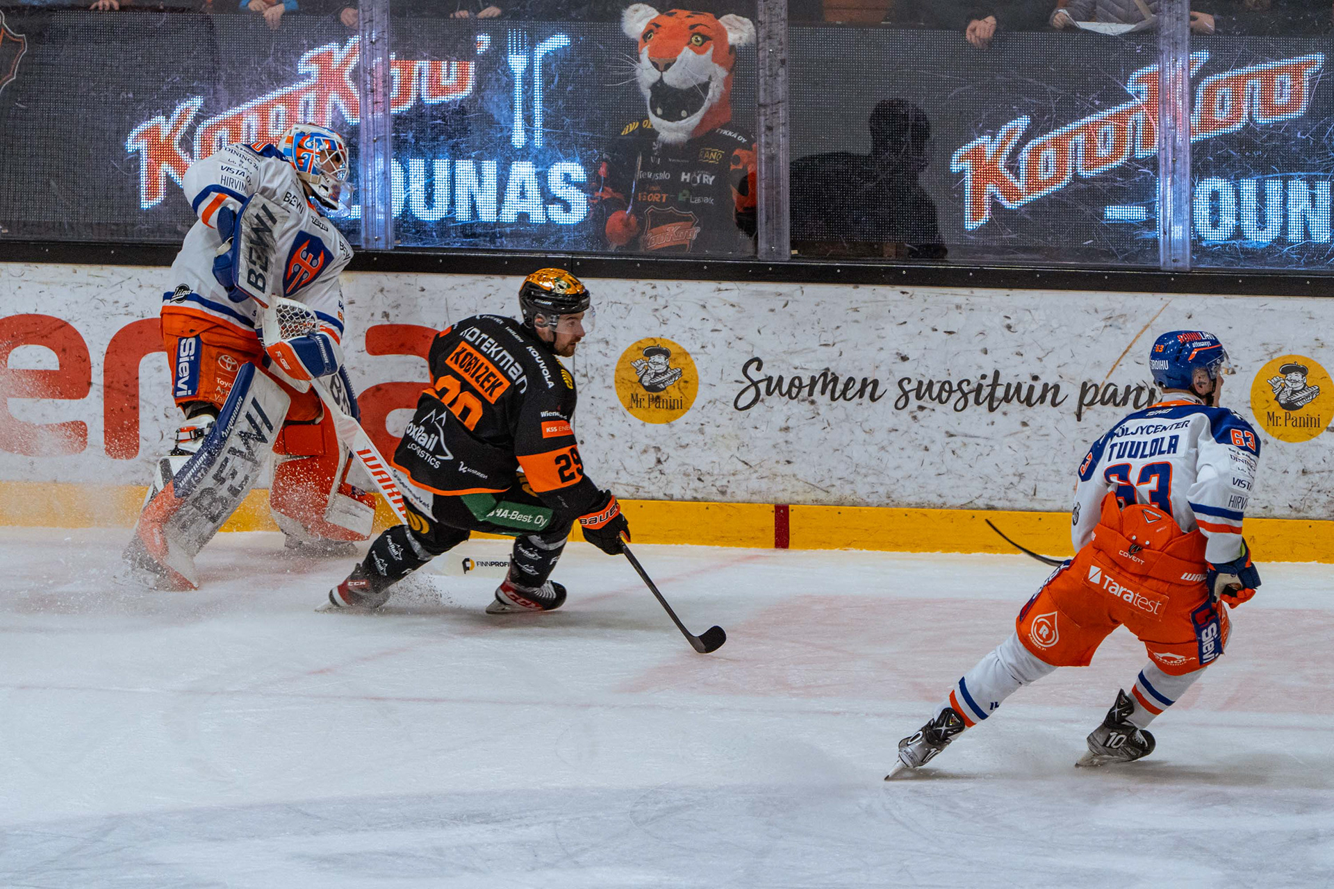 KooKoon Radek Koblizek sekä Tapparan Joni Tuulola ja Christian Heljanko KooKoon hyökkäyspäässä.