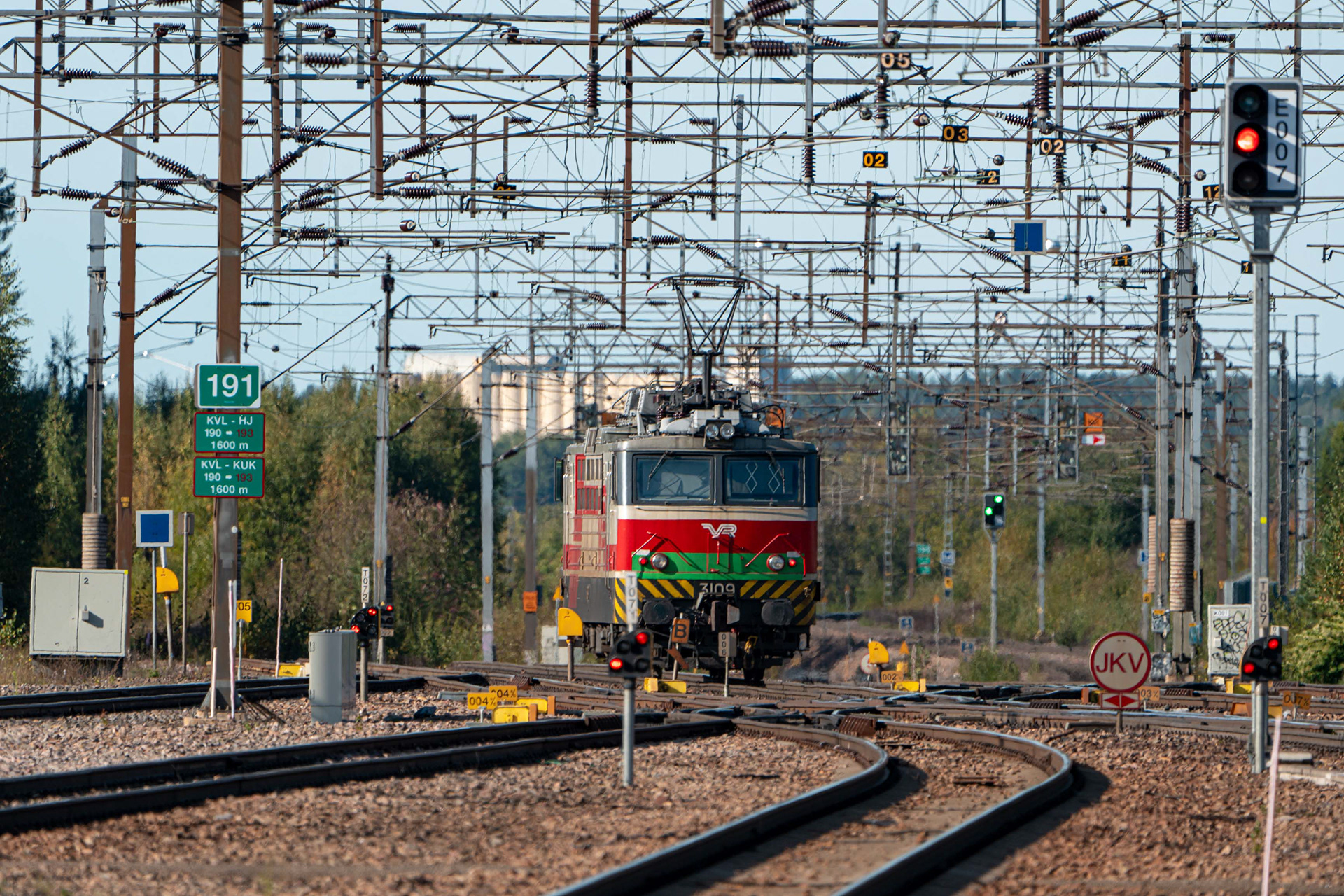Yksinäinen Sr1-veturi lähdössä Kouvolan veturitalleilta kohti Helsingin Ilmalan ratapihaa (22.9.2024)