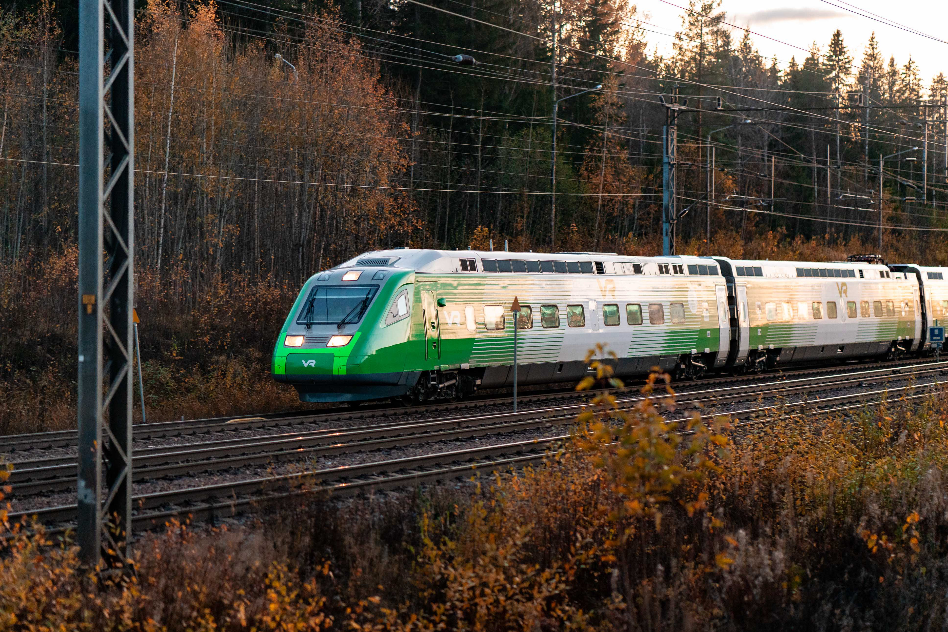 Sm6-yksiköistä koostuva tyhjä testijuna tulossa Ilmalan ratapihalta Kouvolan asemalle. (17.10.2025)