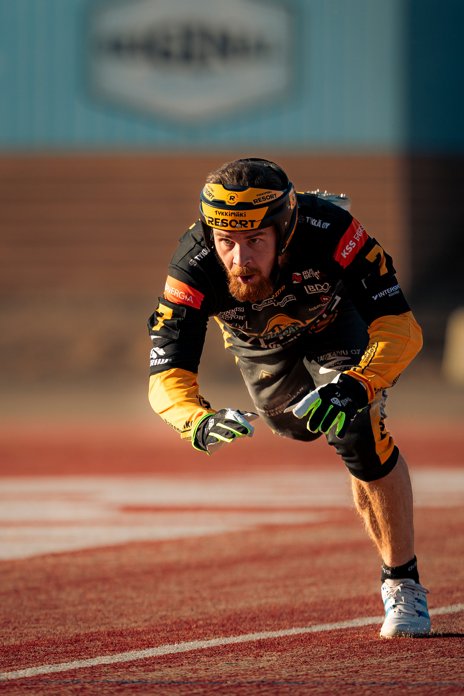 Tommi Mäentausta syöksymässä kohti kolmospesää.