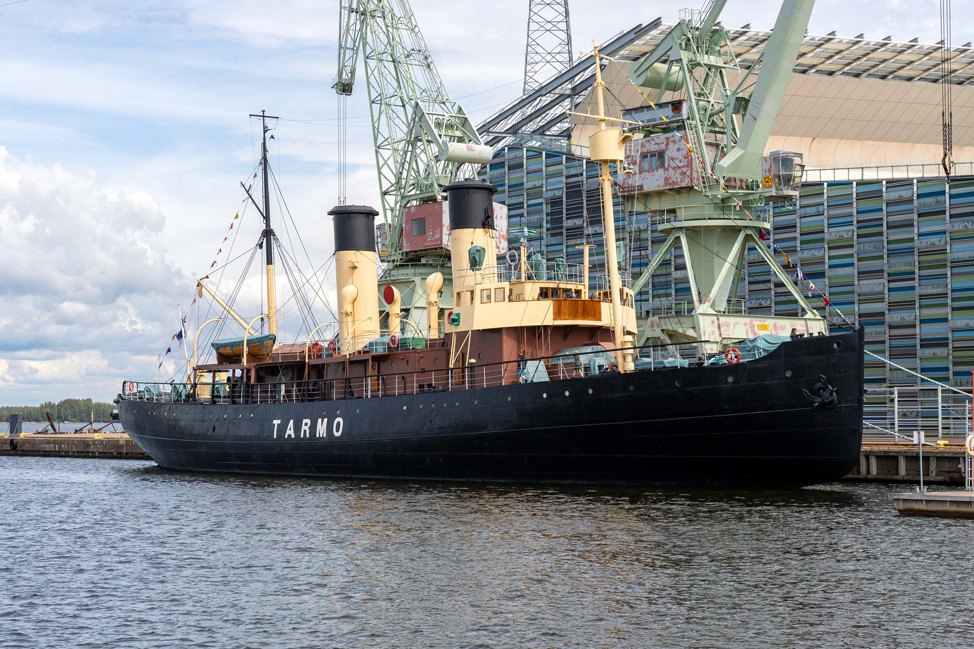 Suomen merenkulkulaitoksen jäänmurtaja Tarmo Suomen merimuseo Merikeskus Vellamon edustalla. Tarmo palveluskäyttö alkoi vuonna 1907 ja se poistettiin käytöstä vuonna 1970. Nykyisin Tarmo toimii museoaluksena.
