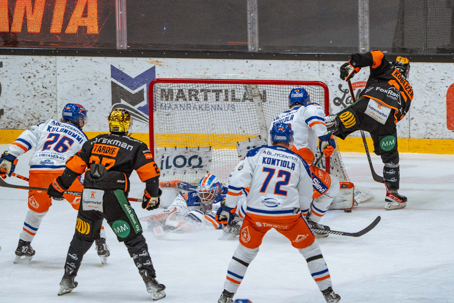 Tapparan maalivahti Christian Heljanko taipuu juuri ja juuri torjuakseen Koblizekin hyökkäyksen.