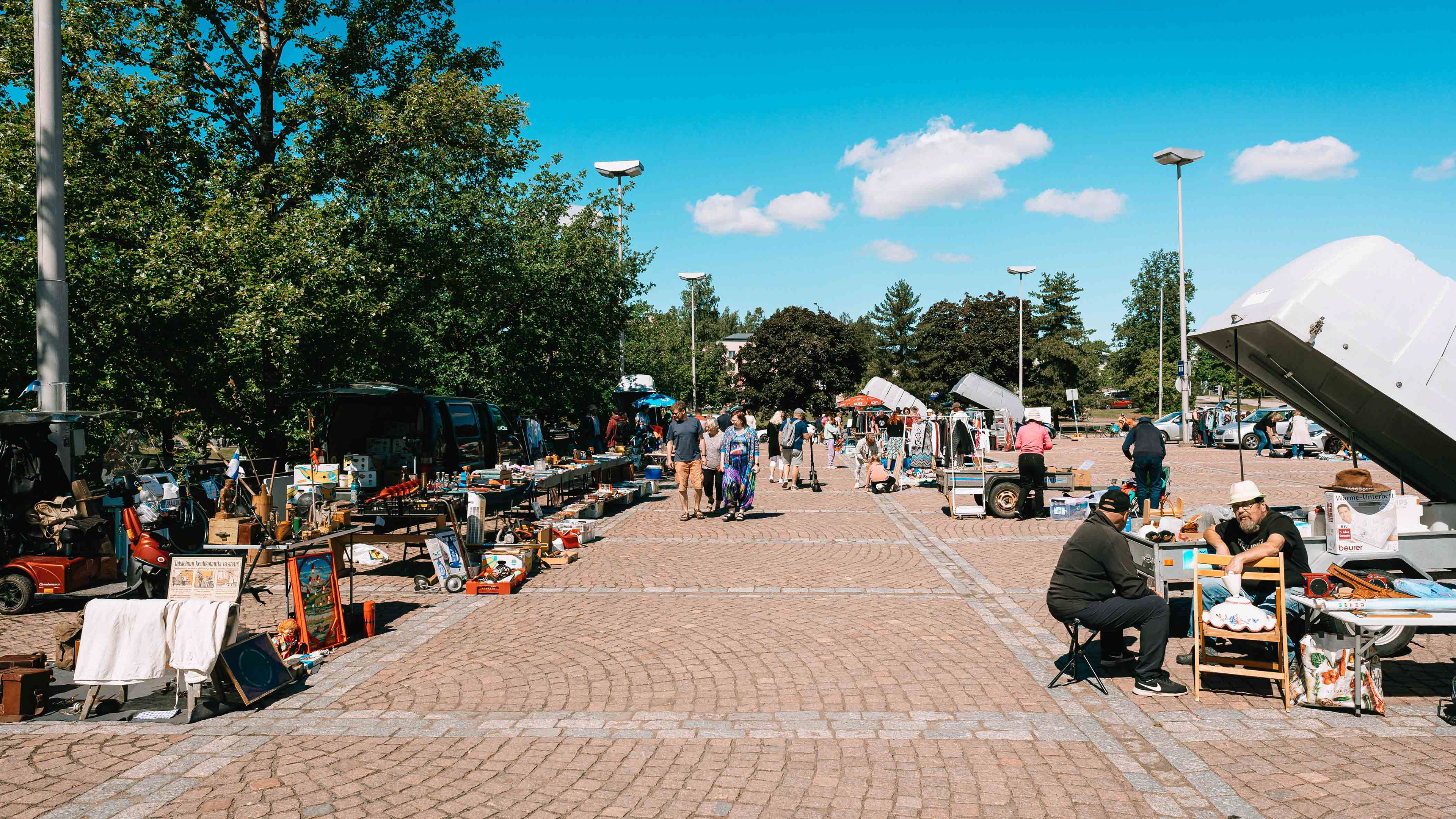 Kirpputorimyyntiä Pohjolatorilla