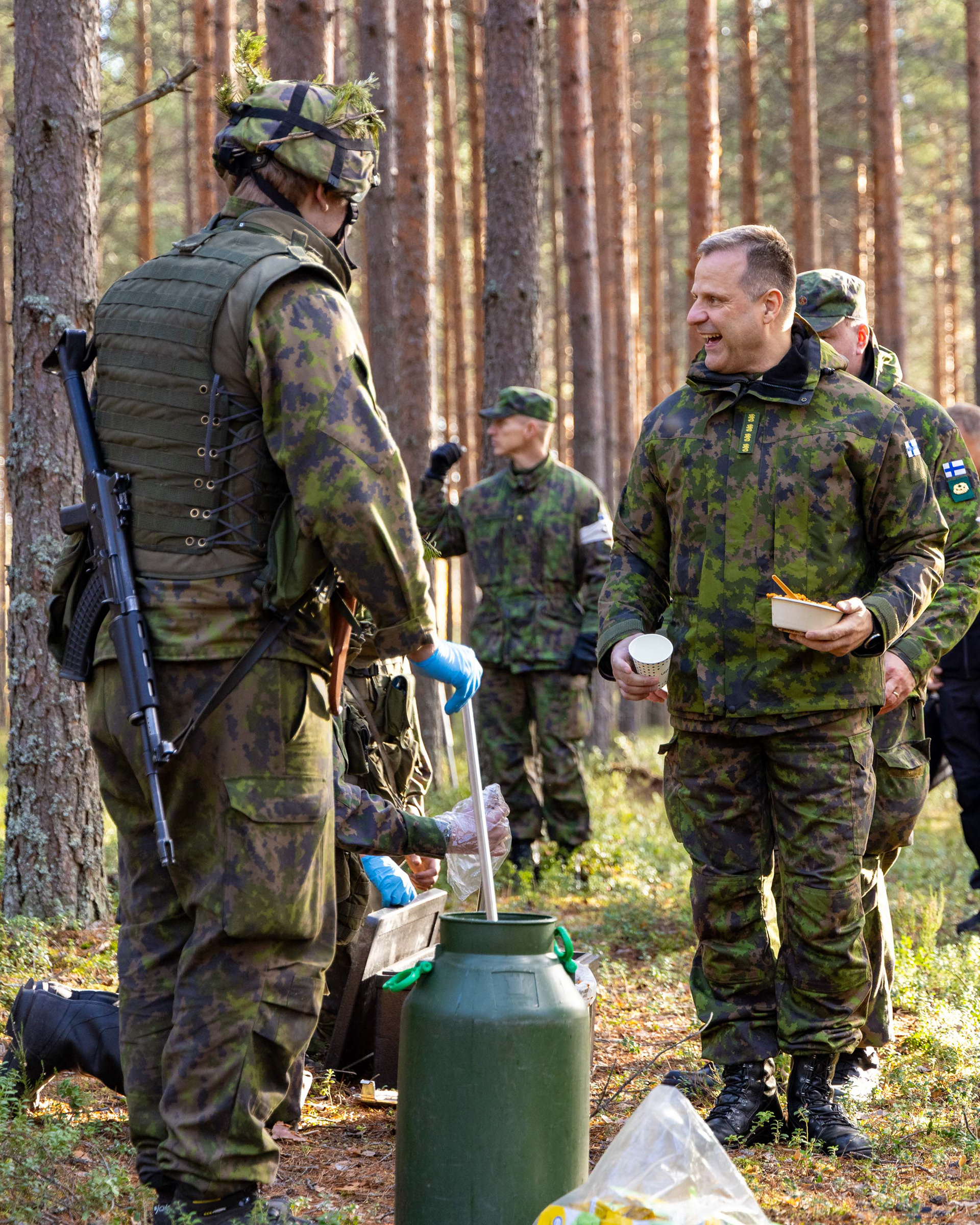 Puolustusvoimain komentaja Janne Jaakkola ottamassa vastaan maastoruokaa varusmiehiltä vierailullaan Karjalan prikaatiin.