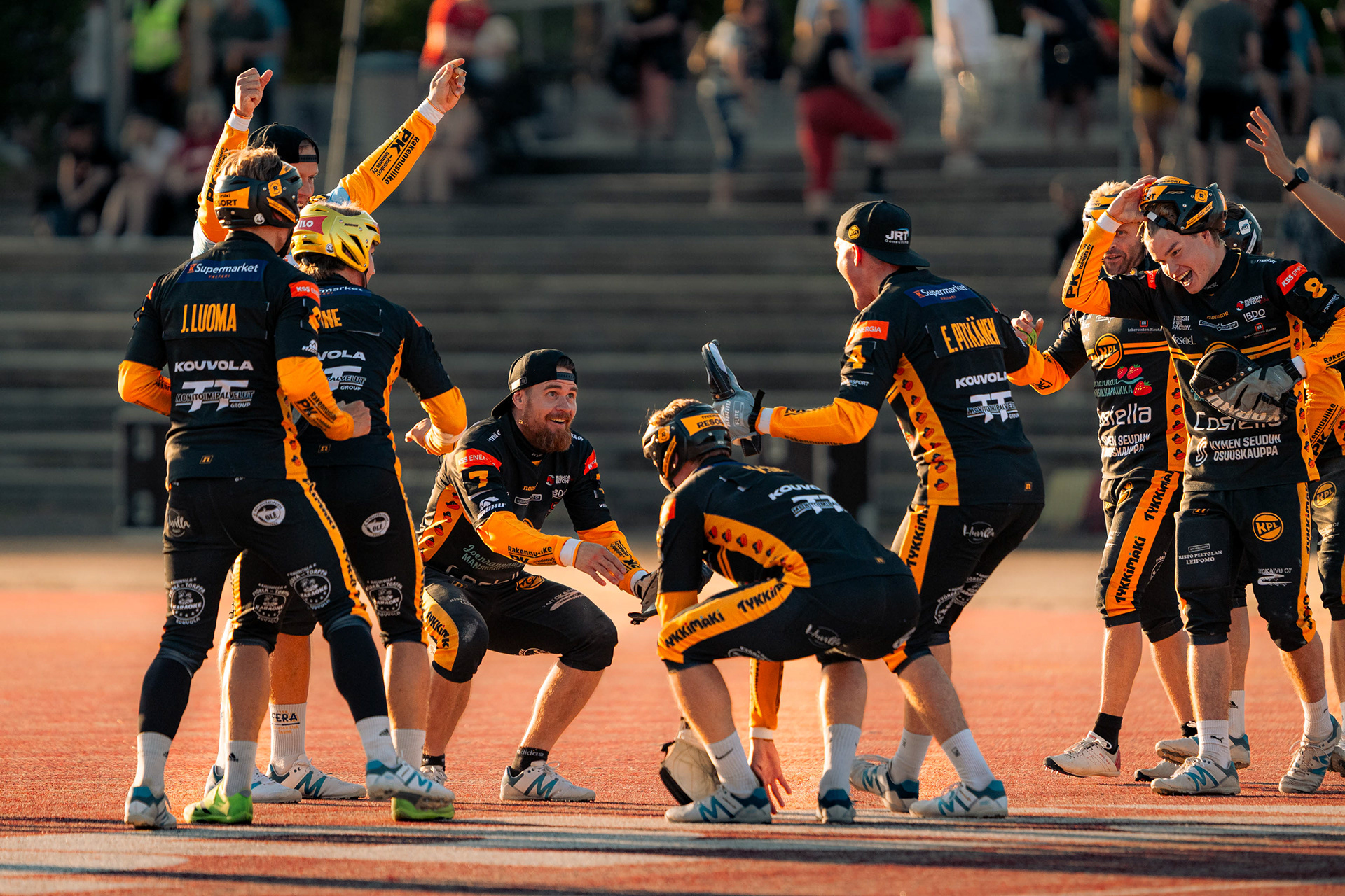 Kouvolan pallonlyöjät juhlii ottelun voittoa.