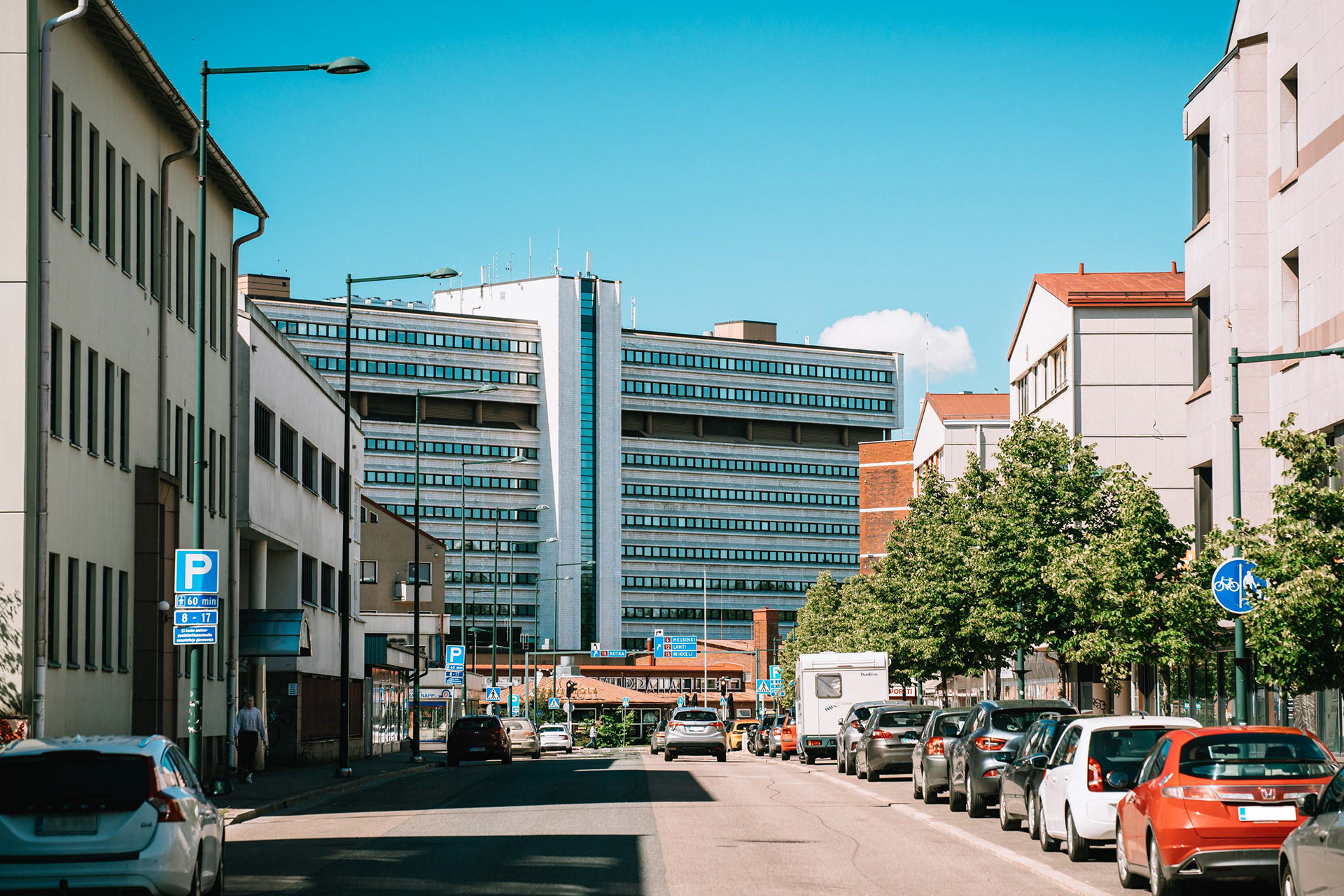 Kouvolankatu, taustalla Pohjolatalo