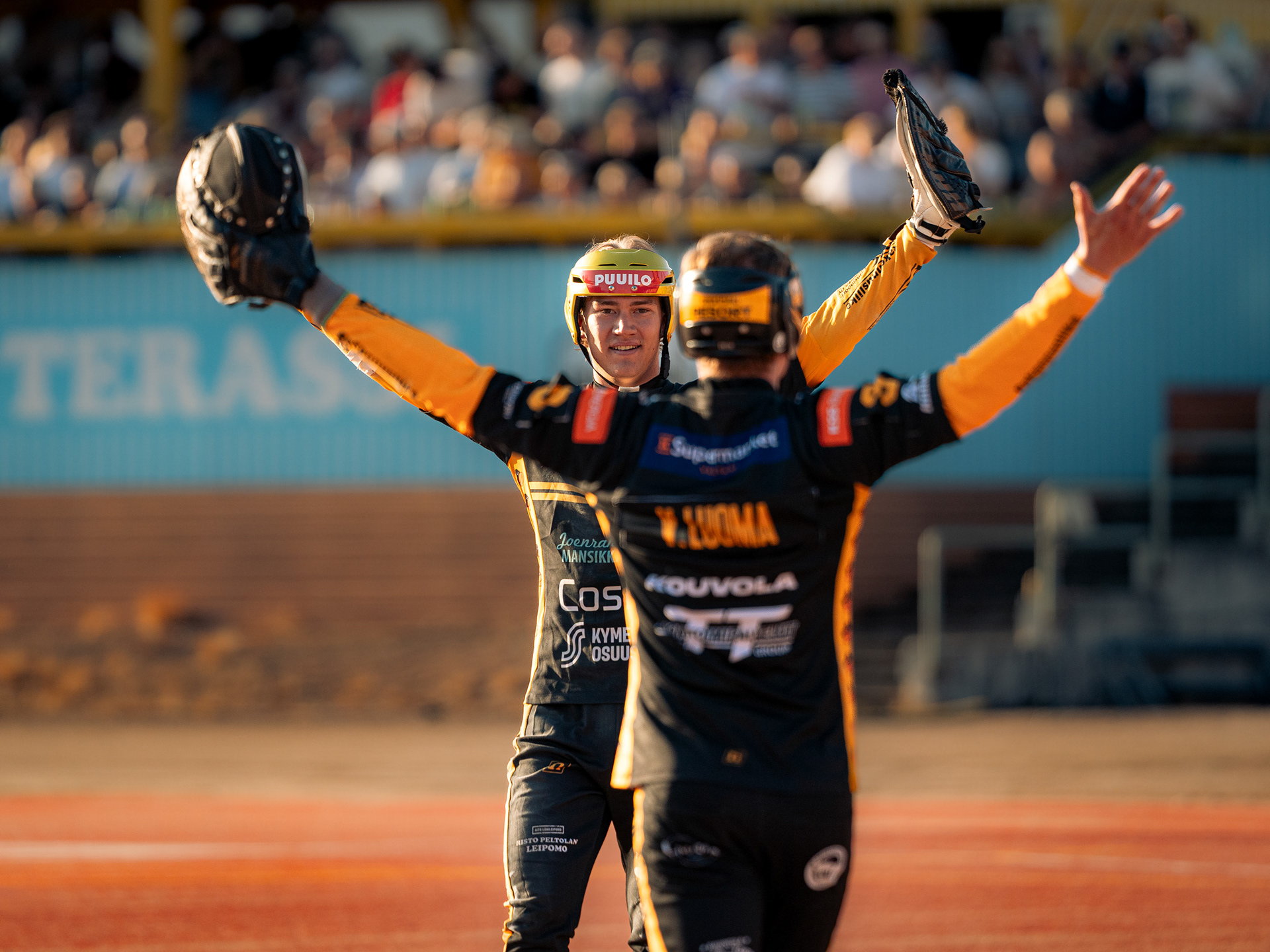 Eemeli Laine ja Valtteri Luoma tuulettamassa onnistunutta vuoroa.