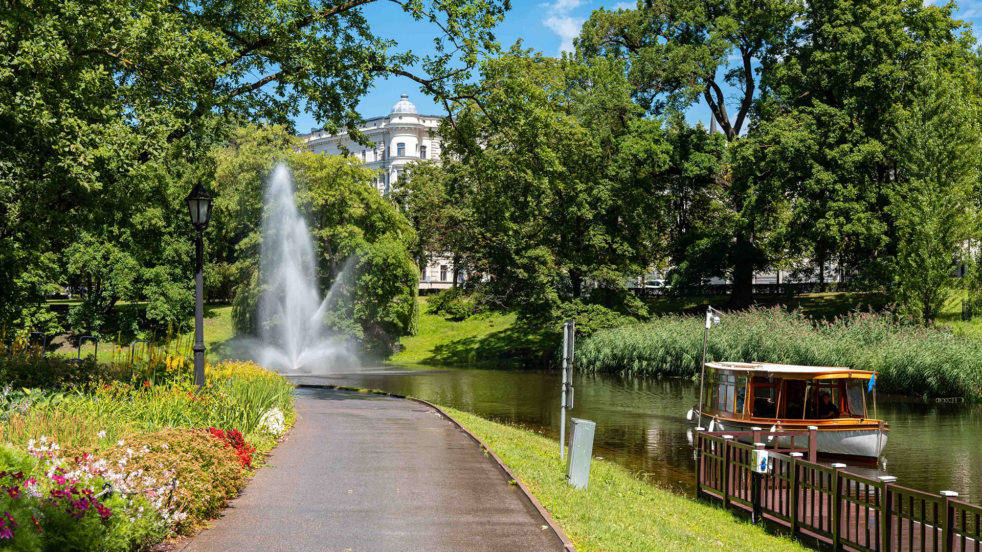 Bastejkalns puistoa Riikan keskustassa