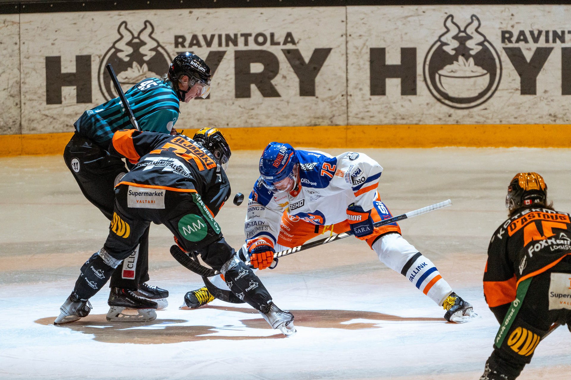 KooKoon Arttu Ilomäki ja Tapparan Petri Kontiola aloitukessa.