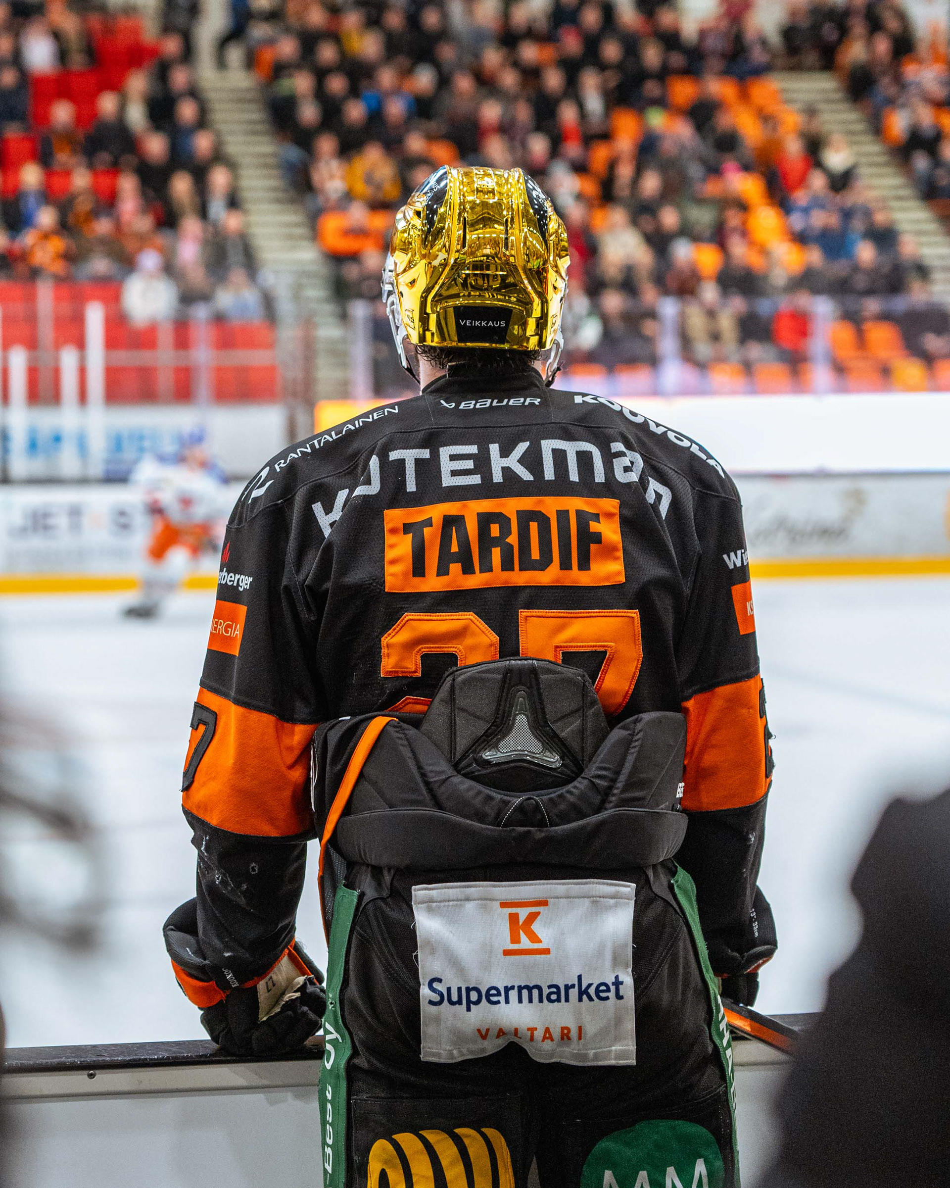 KooKoon kultakypärä Ben Tardif seuraa jännittyneenä jatkoajan tapahtumia vaihtoaitiossa.