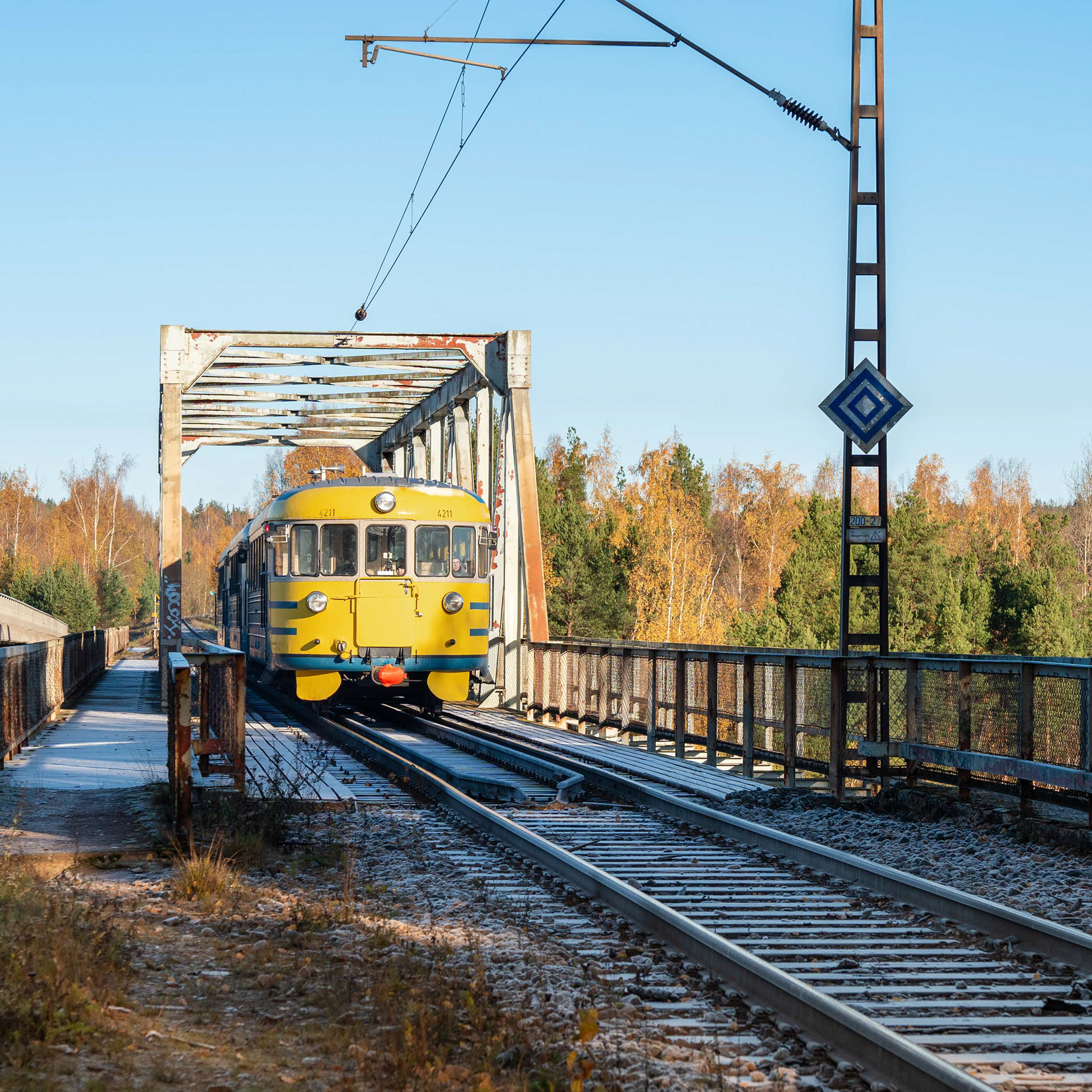 Lättähattu ylittämässä Pessankosken rautatiesiltaa. (21.10.2023)