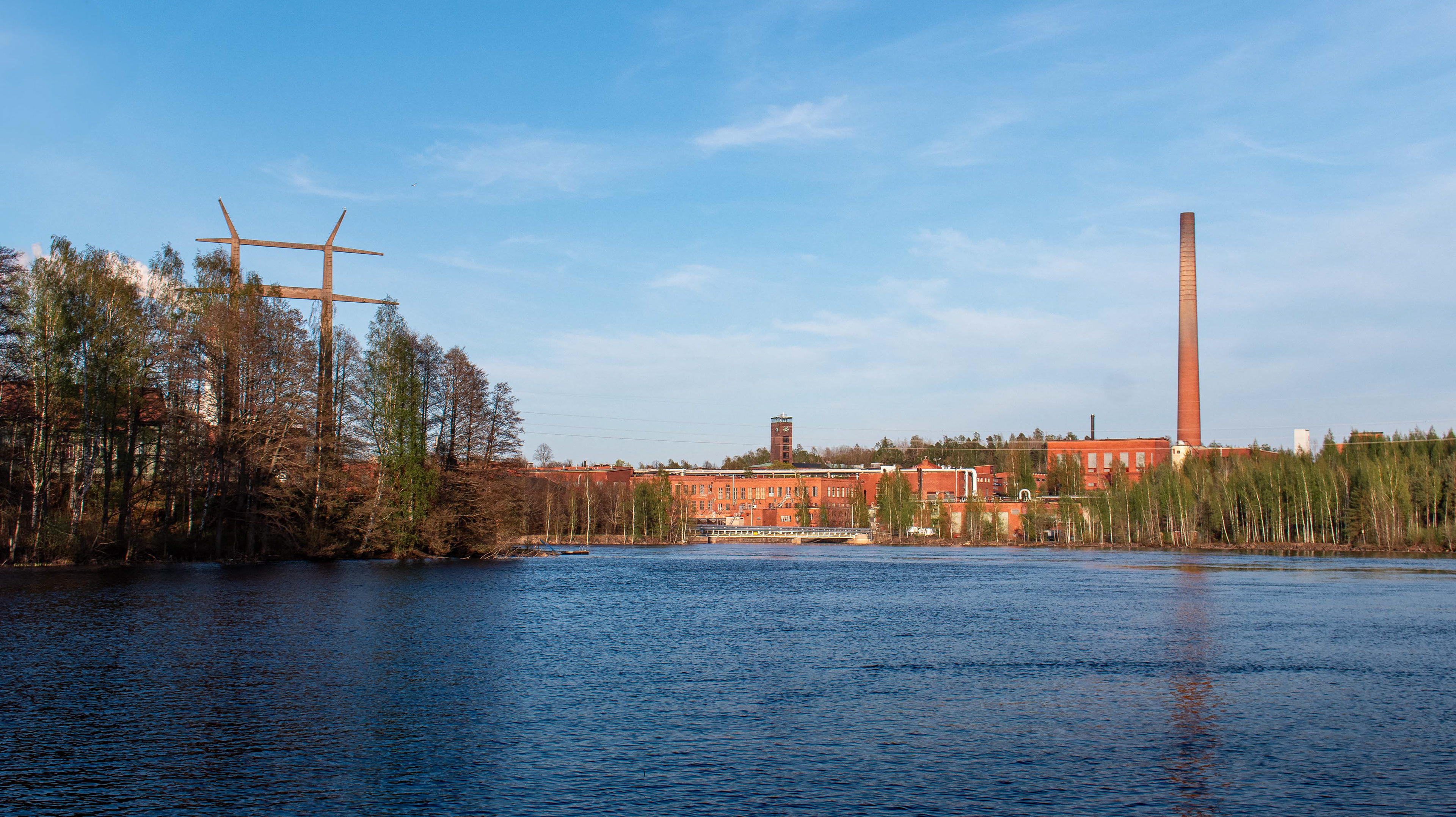 Näkymä Kymin tehdasalueelle idästä päin (5.2021)