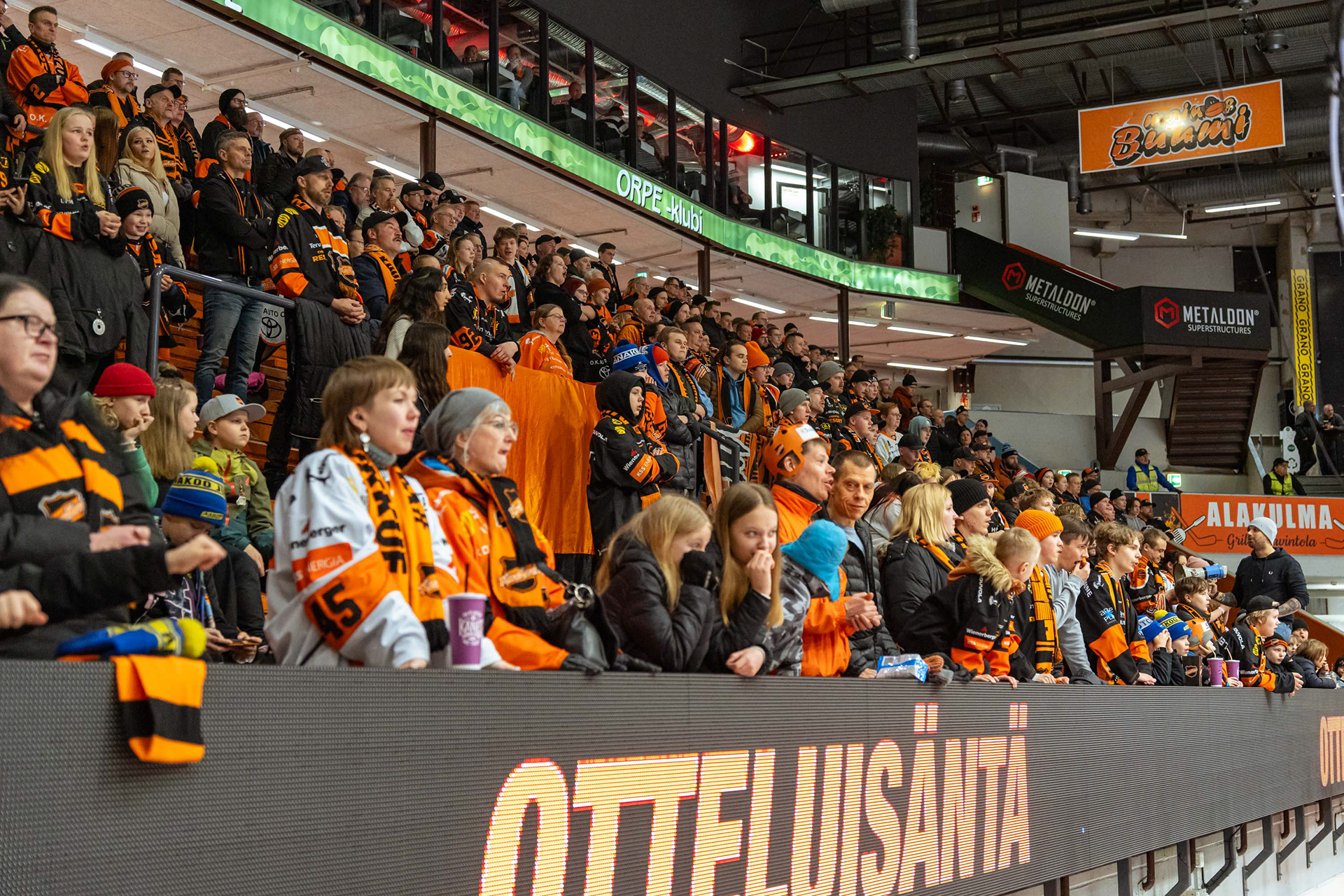 Kotiyleisö seuraa jännittyneenä kolmannen erän vaiheita. 