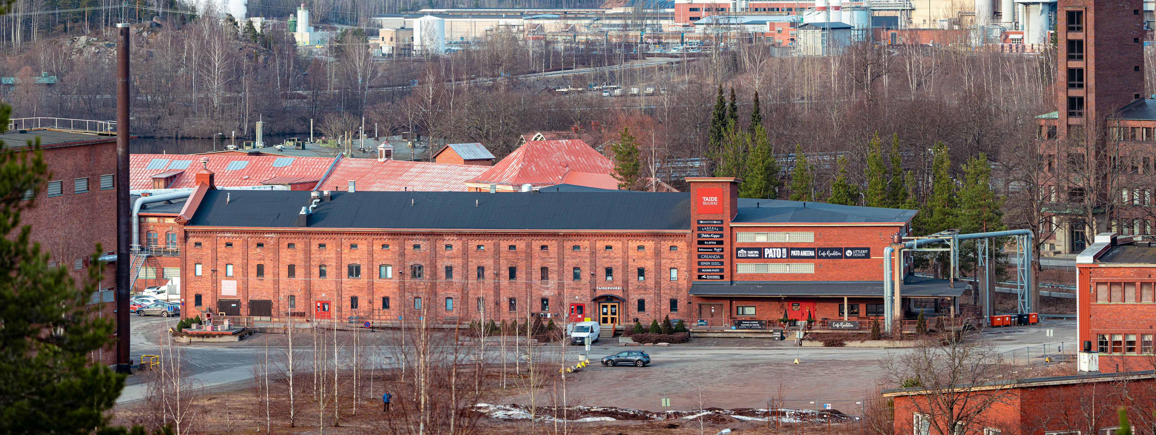Entinen Kymintehtaan varastorakennus tunnetaan nykyisin Taideruukkina, johon kuuluu monipuolista kulttuuritoimintaa aina pienyrittäjien puodeista ja kahvilasta Pato-areenan konsertteihin. (3.2025)