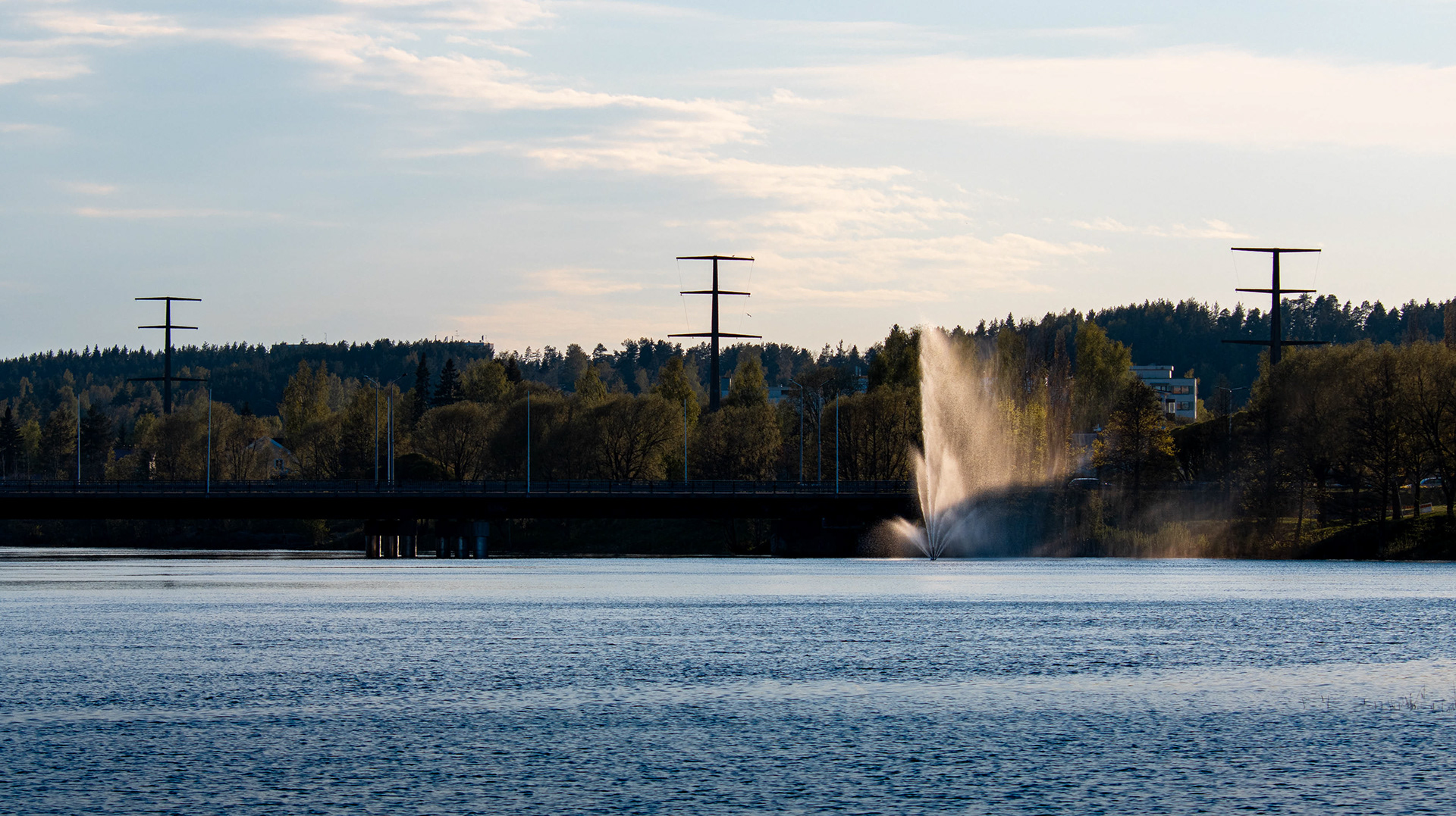 Kymijoki Kuusaan sillan kohdalla. Taustalla tuolloin pystyssä olleet kolme betonipylvästä (5.2021)