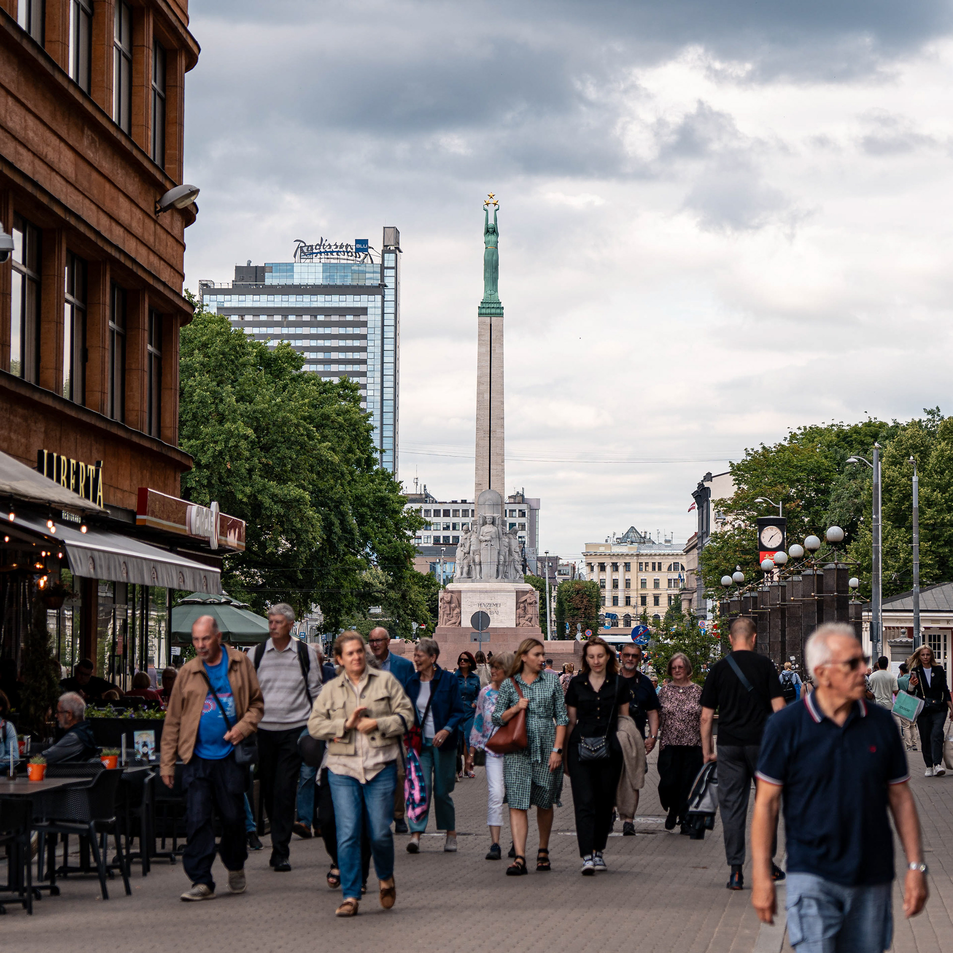 Vanhan kaupungin kävelykatu, taustalla vapauden muistomerkki