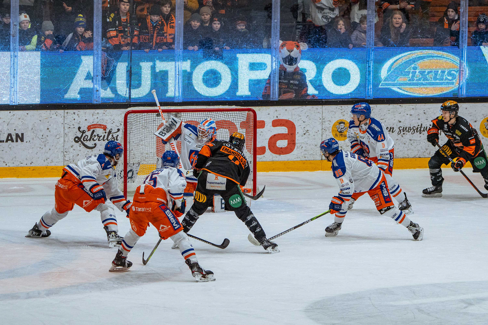 Tapparan maalivahti Christian Heljanko ei aivan ehdi saada pelivälinettään kiekon eteen.