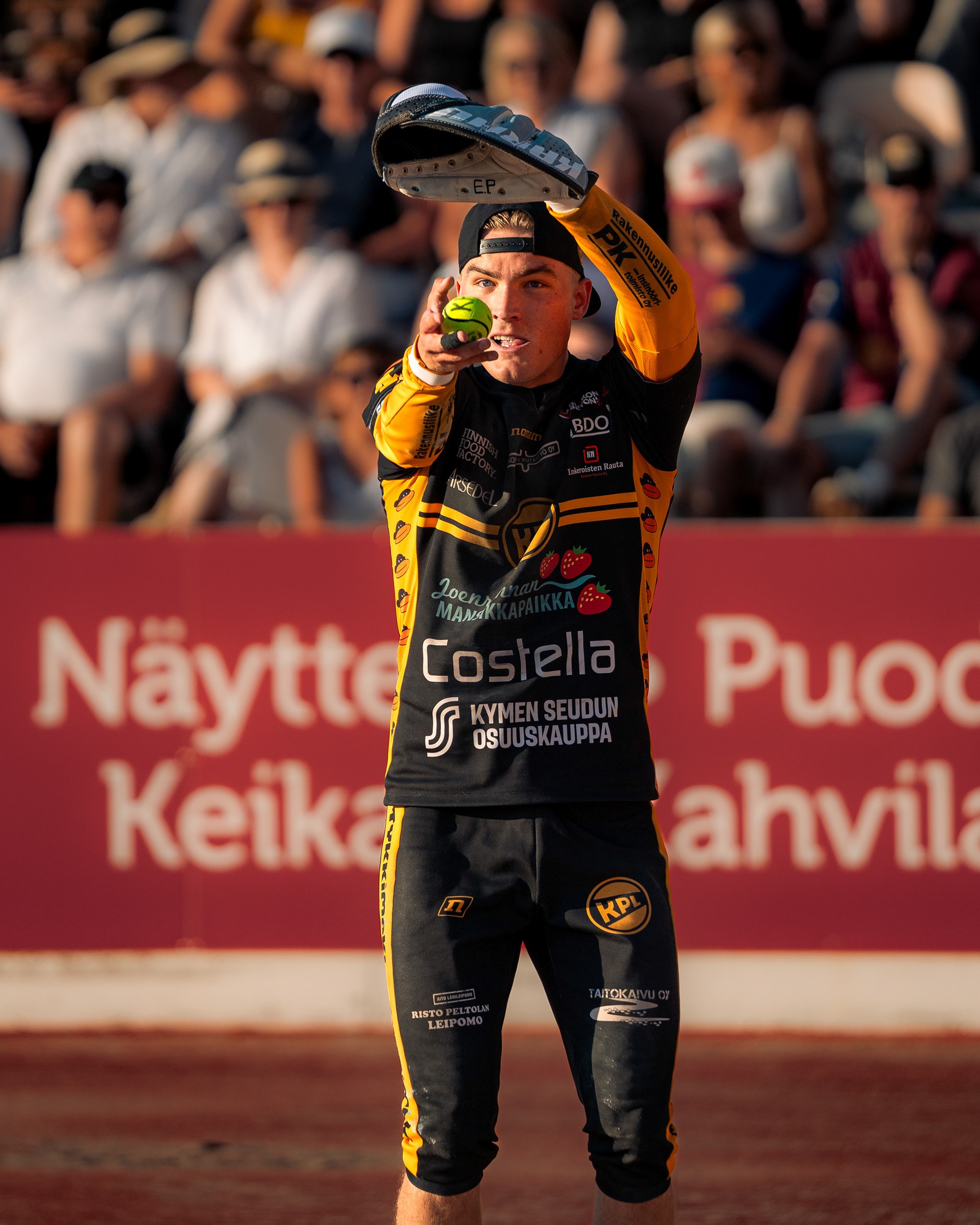 Lukkari Elias Pitkänen antamassa syöttöä.