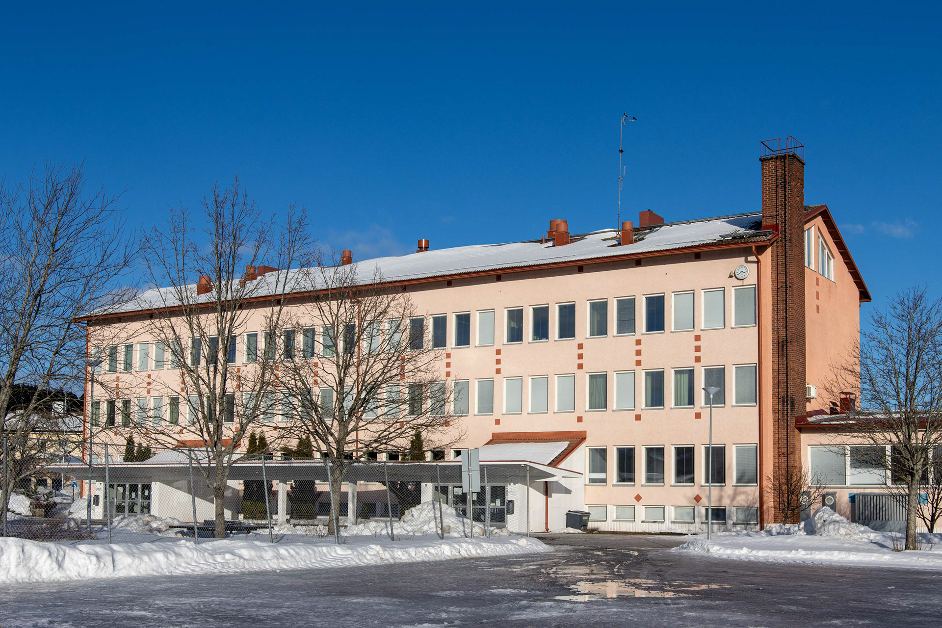 Kuusaan lukio aurinkoisena talvipäivänä (3.2022)